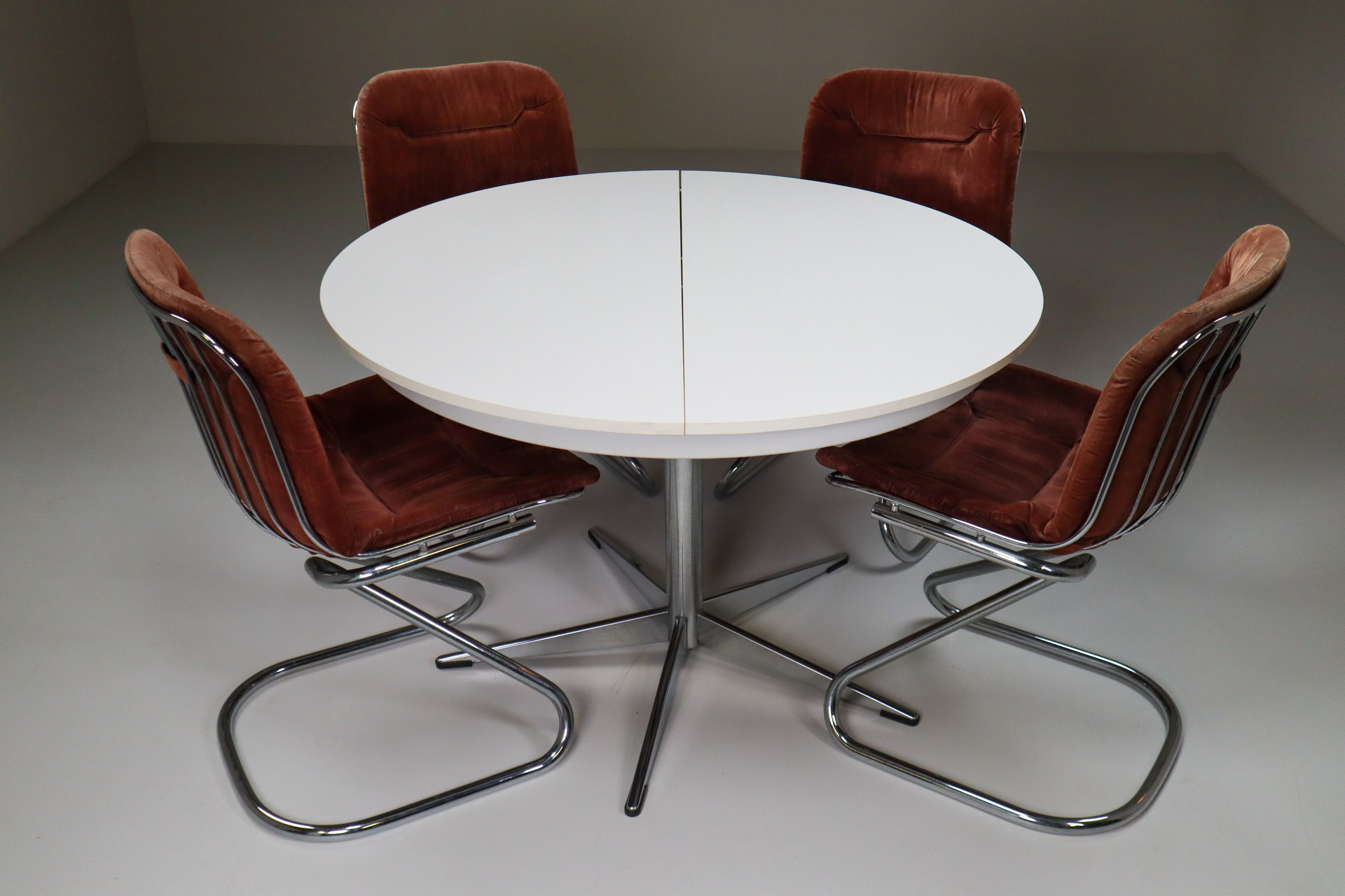 Mid century modern Round extending Dining table with 4 chairs with mohair fabric Italy 1960s Mid-20th century