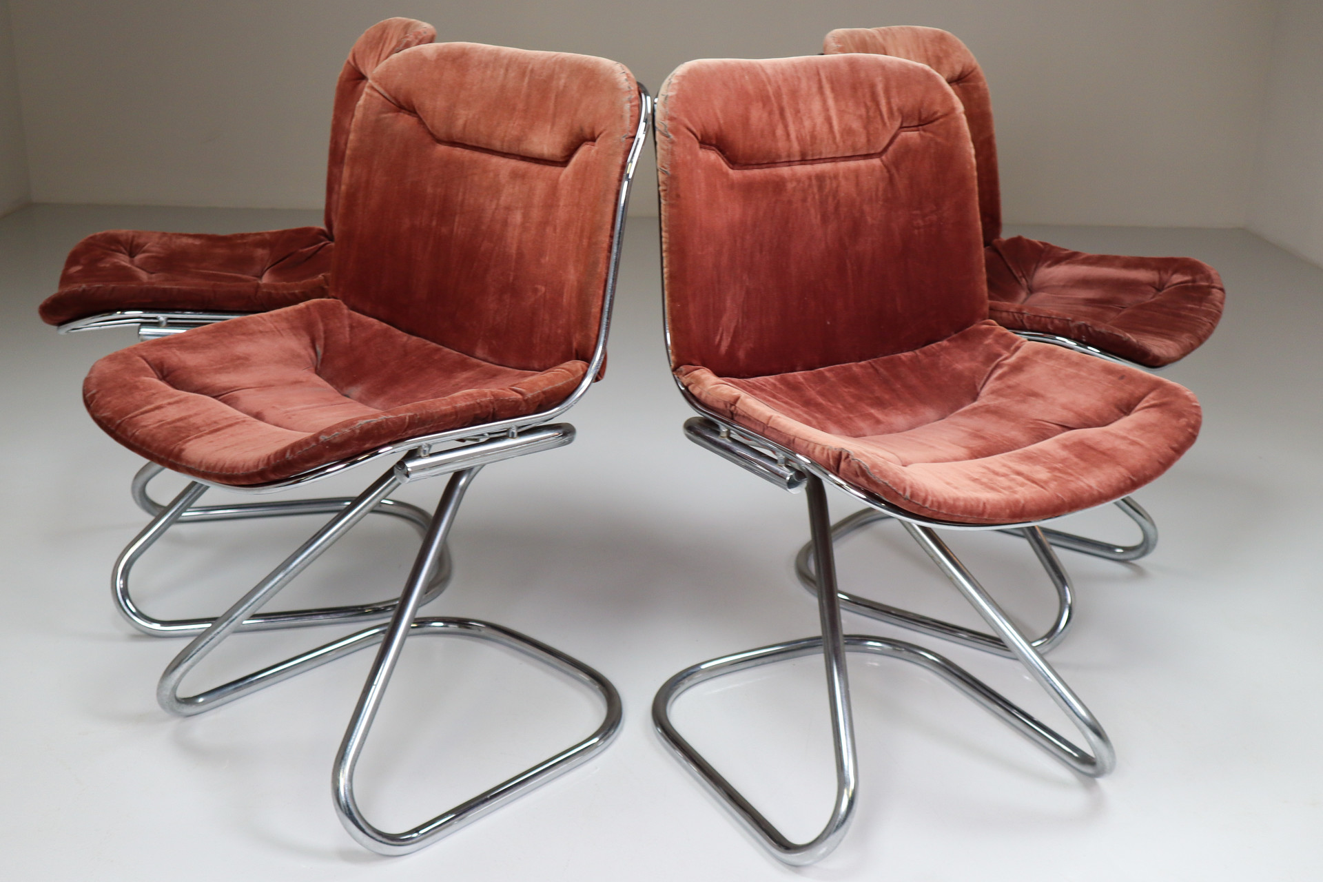 Mid century modern Round extending Dining table with 4 chairs with mohair fabric Italy 1960s Mid-20th century