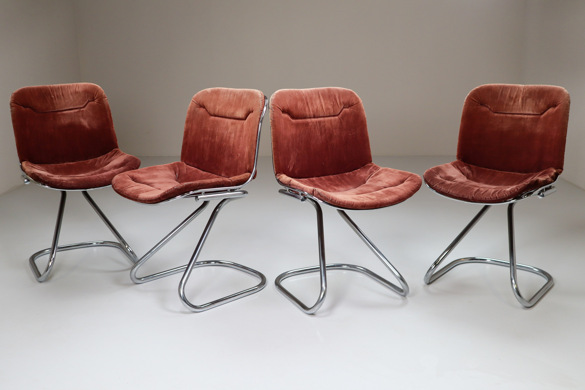 Mid century modern Round extending Dining table with 4 chairs with mohair fabric Italy 1960s Mid-20th century