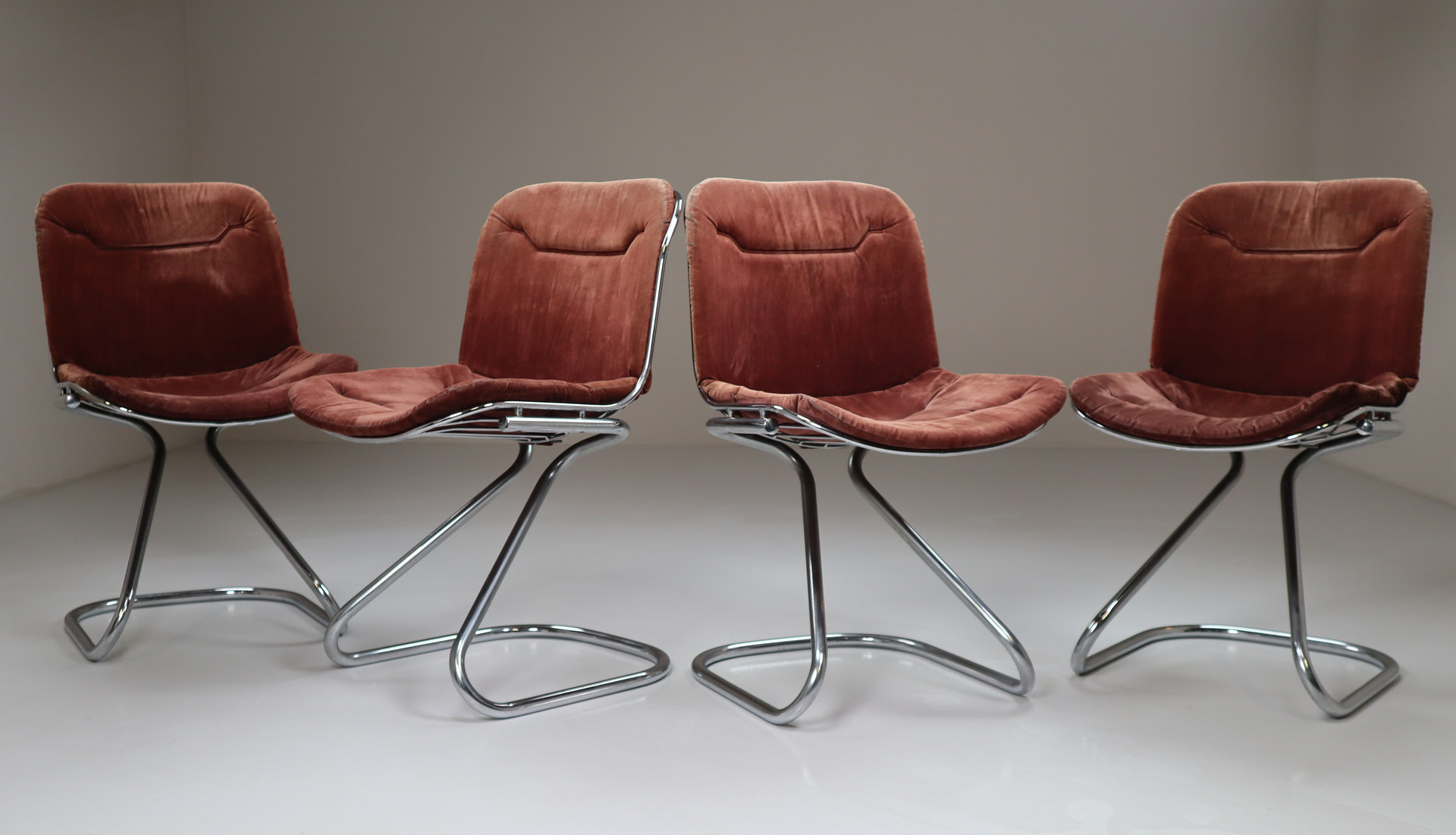 Mid century modern Round extending Dining table with 4 chairs with mohair fabric Italy 1960s Mid-20th century