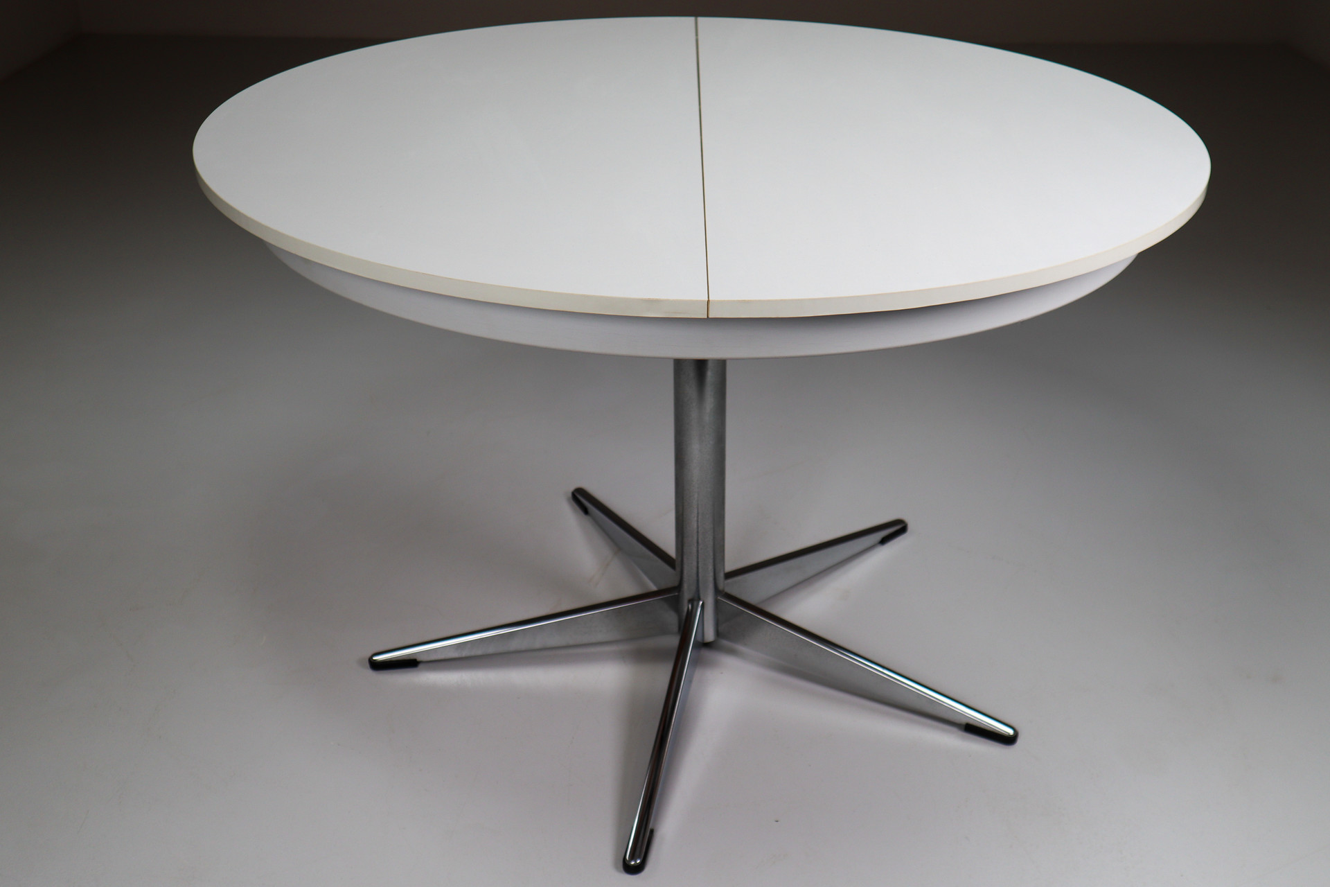 Mid century modern Round extending Dining table with 4 chairs with mohair fabric Italy 1960s Mid-20th century