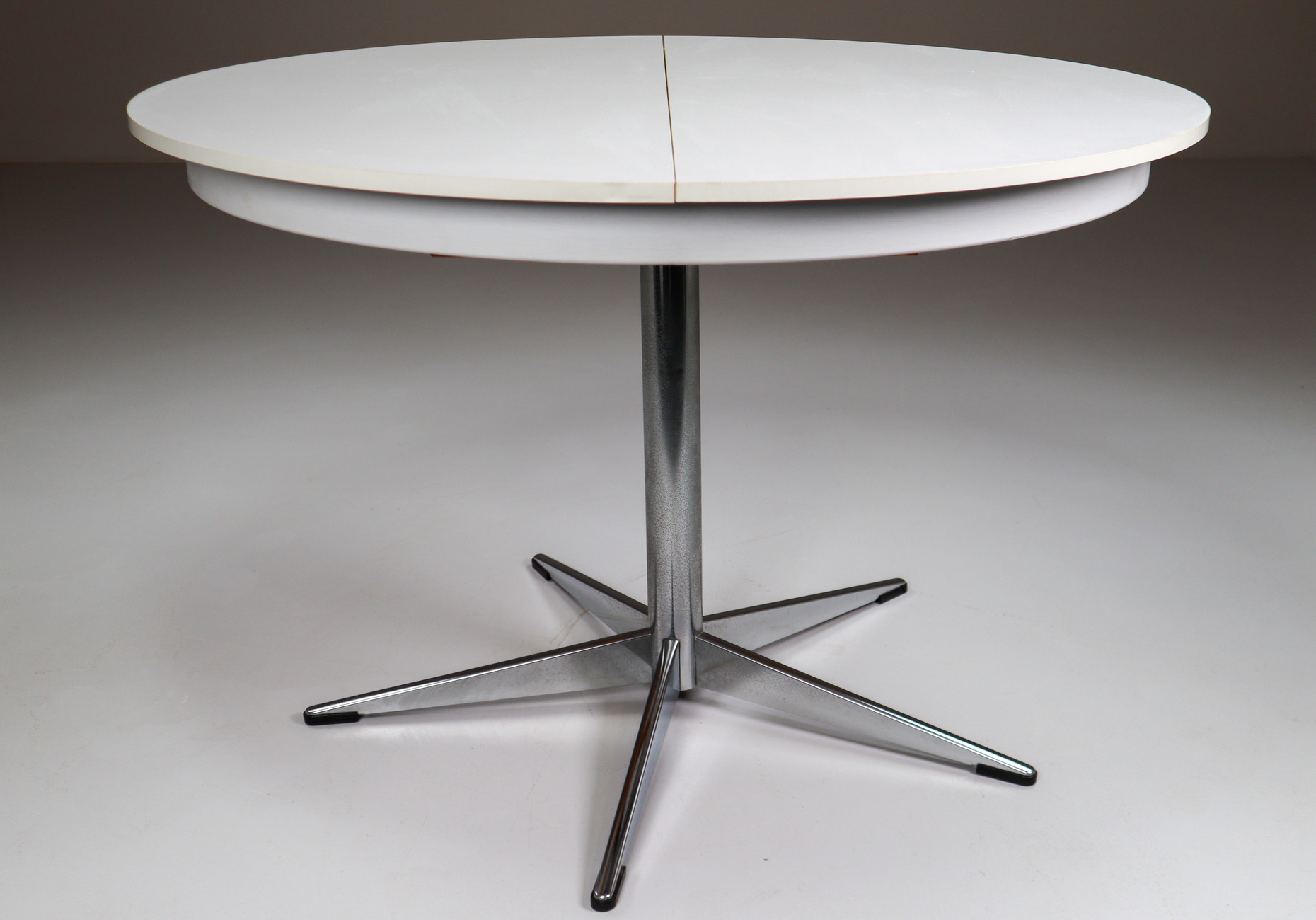 Mid century modern Round extending Dining table with 4 chairs with mohair fabric Italy 1960s Mid-20th century