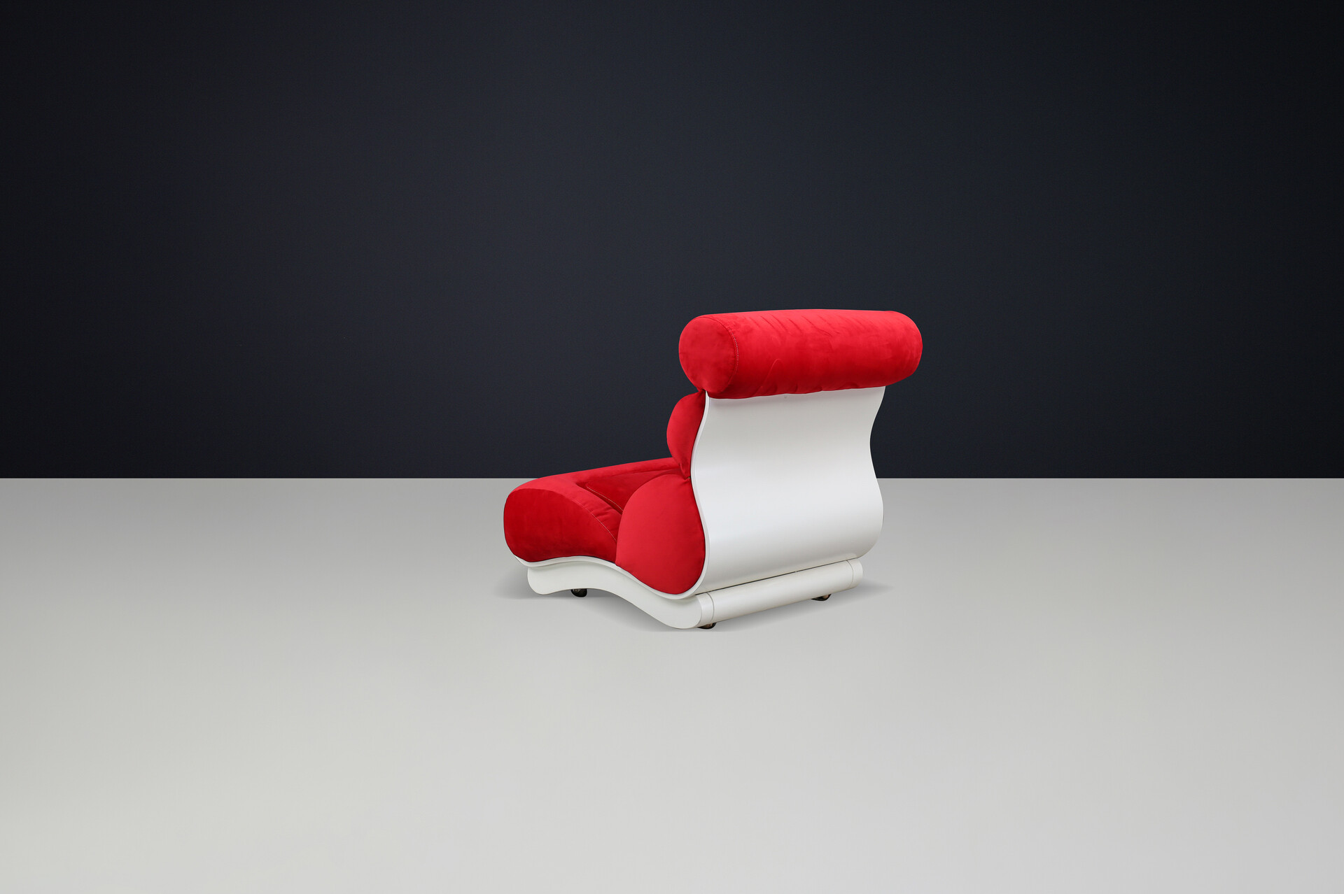 Mid century modern Sculptural Wave Lounge Chair in Original Red Velour with White Molded Base, 1970 Mid-20th century