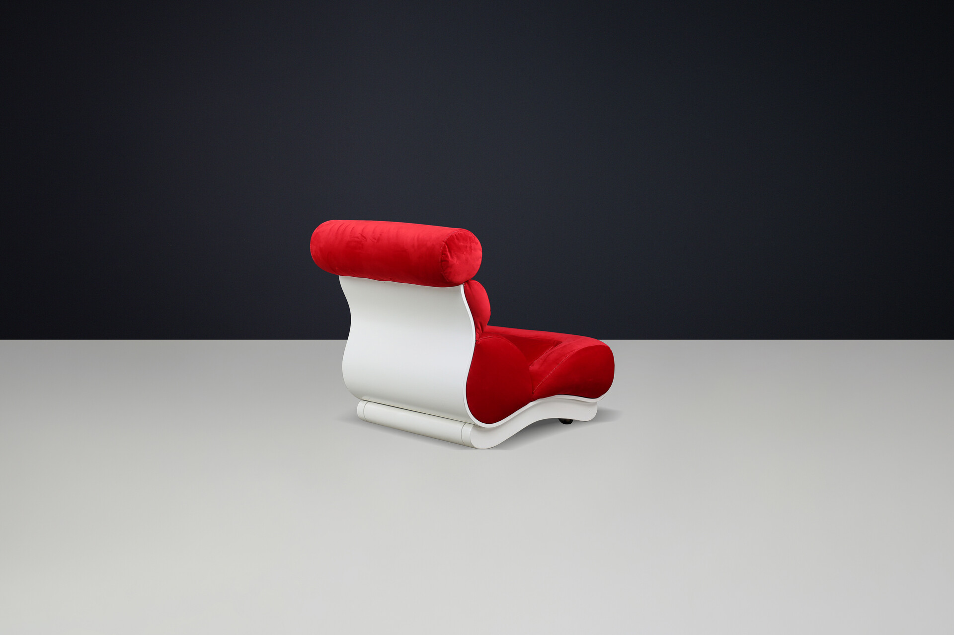 Mid century modern Sculptural Wave Lounge Chair in Original Red Velour with White Molded Base, 1970 Mid-20th century