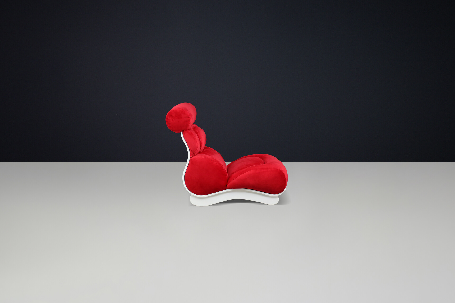 Mid century modern Sculptural Wave Lounge Chair in Original Red Velour with White Molded Base, 1970 Mid-20th century
