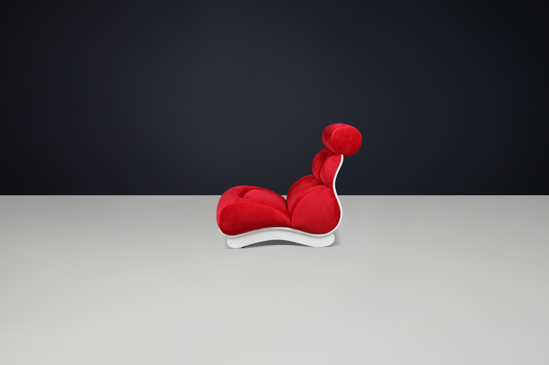 Mid century modern Sculptural Wave Lounge Chair in Original Red Velour with White Molded Base, 1970 Mid-20th century