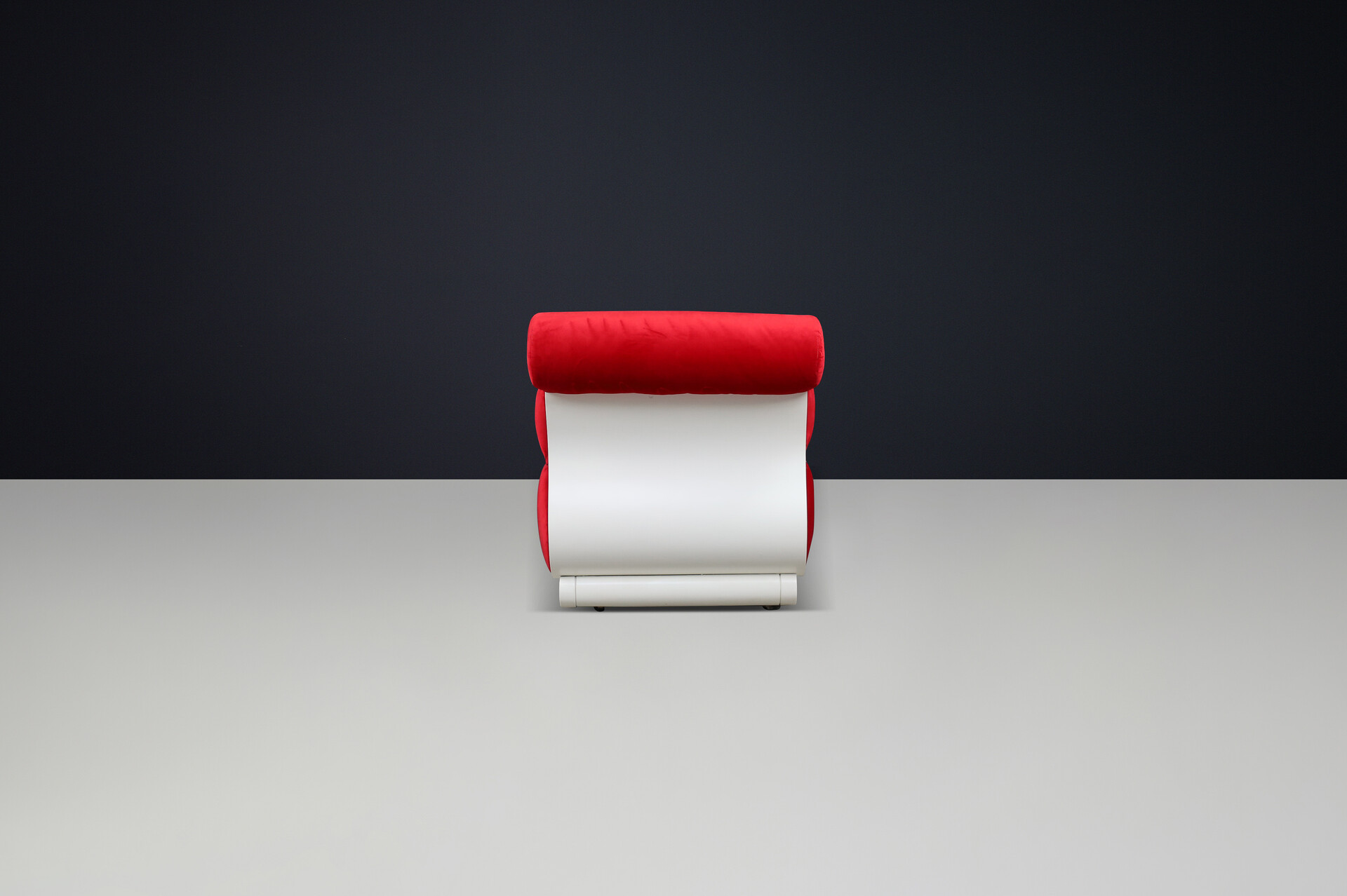 Mid century modern Sculptural Wave Lounge Chair in Original Red Velour with White Molded Base, 1970 Mid-20th century