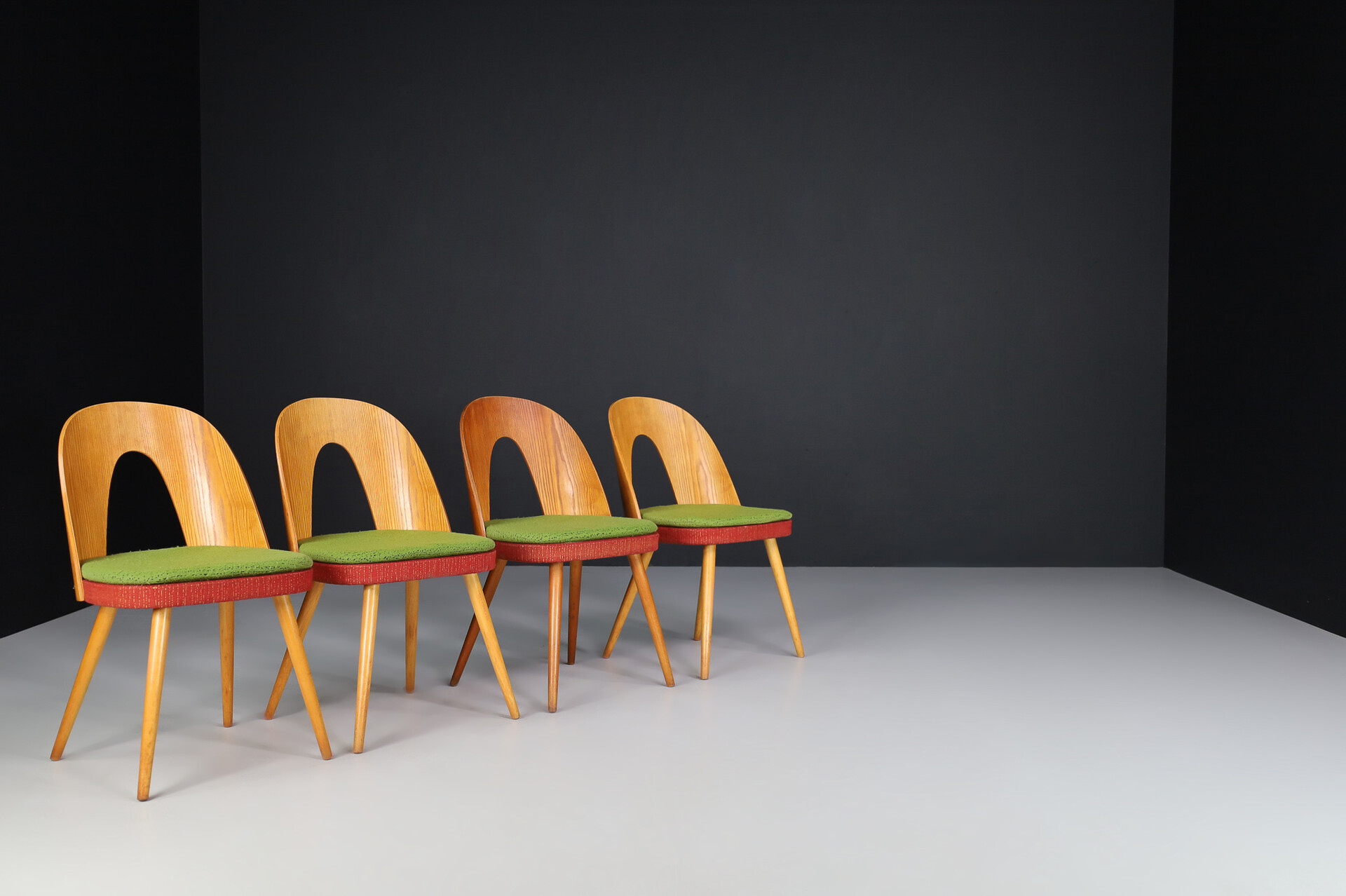 Mid century modern Set of 8 Dining Chairs Designed by Antonin Suman, Czech Republic 1960s Mid-20th century