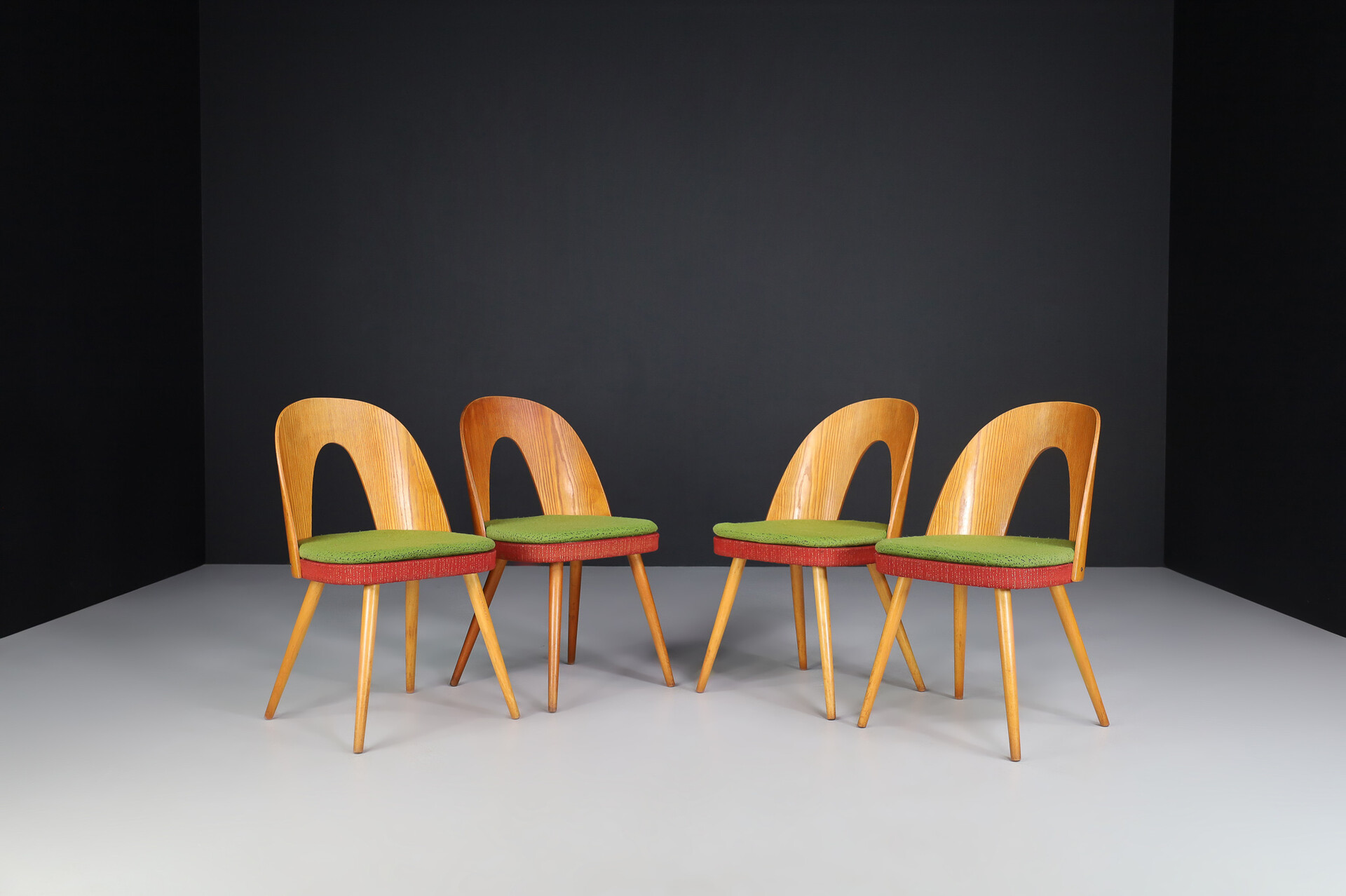 Mid century modern Set of 8 Dining Chairs Designed by Antonin Suman, Czech Republic 1960s Mid-20th century