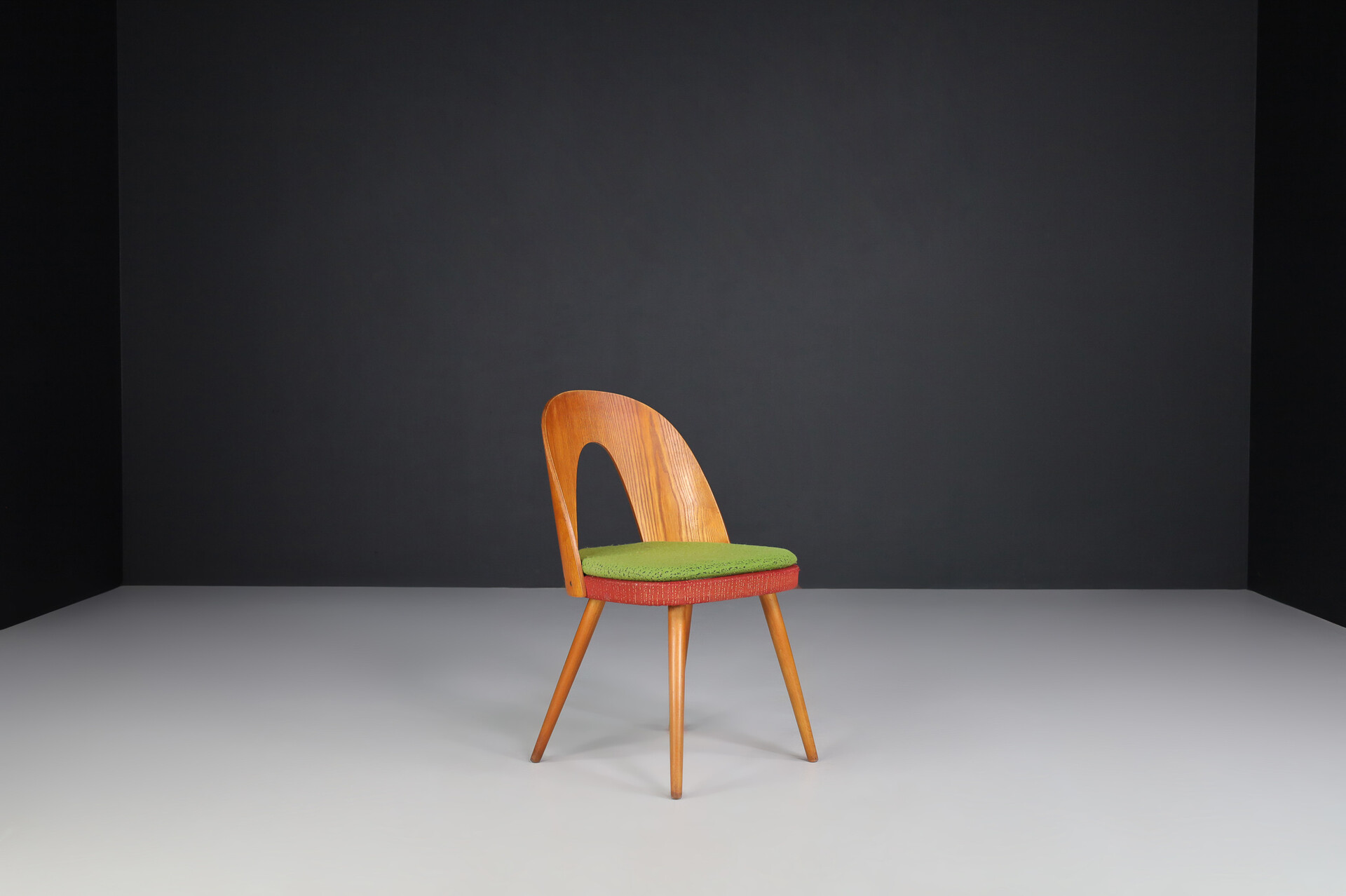 Mid century modern Set of 8 Dining Chairs Designed by Antonin Suman, Czech Republic 1960s Mid-20th century