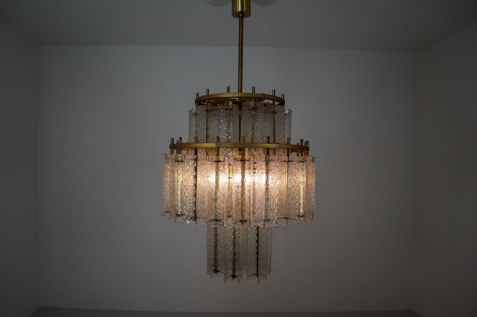 Mid century modern Six XL Large Midcentury Chandeliers in Brass and Structured Ice Glass, Austria Mid-20th century