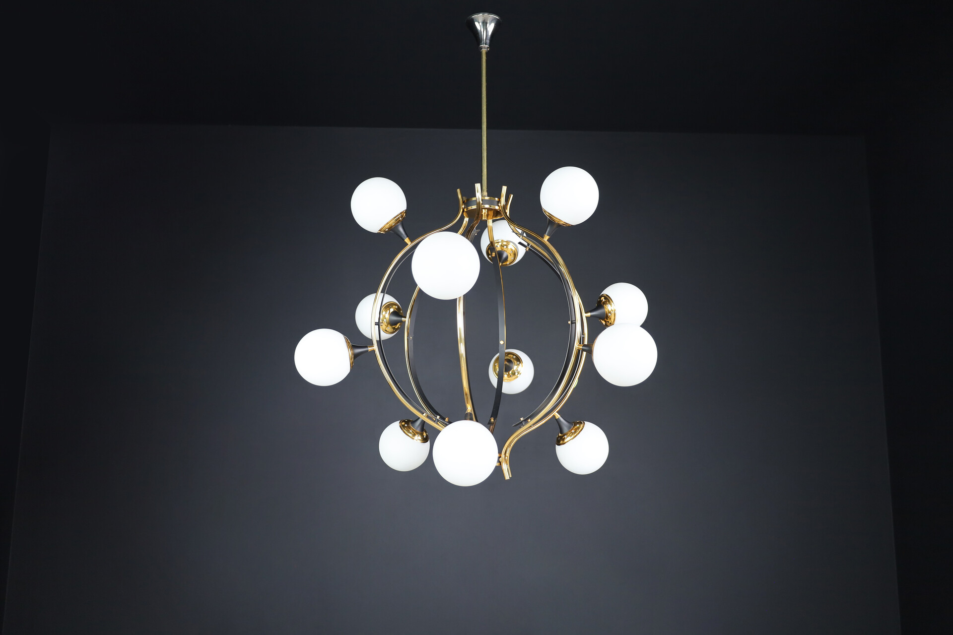 Mid century modern Stilnovo Chandelier in Brass and 12 opaline globes, Italy 1950s Mid-20th century