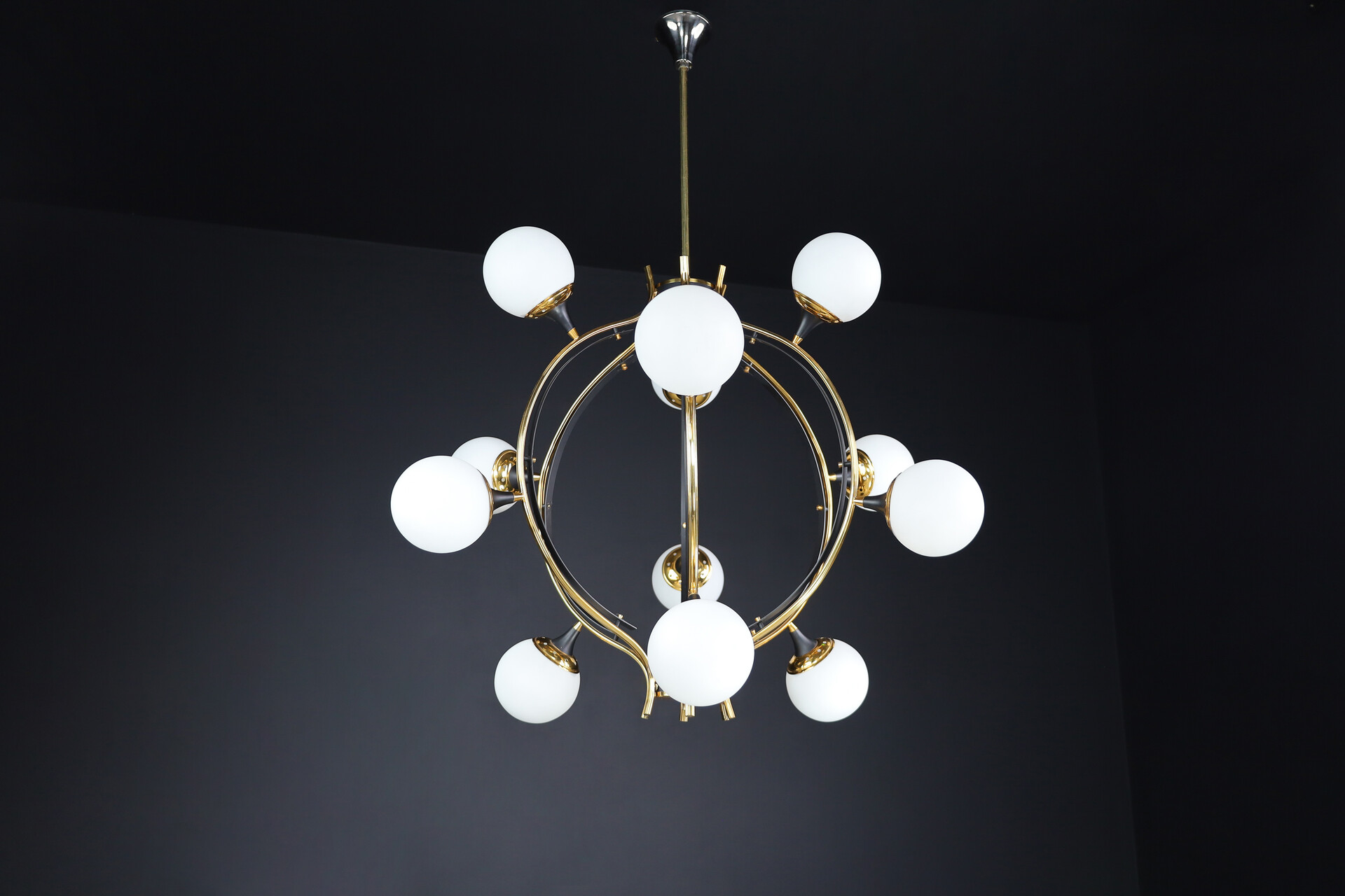 Mid century modern Stilnovo Chandelier in Brass and 12 opaline globes, Italy 1950s Mid-20th century