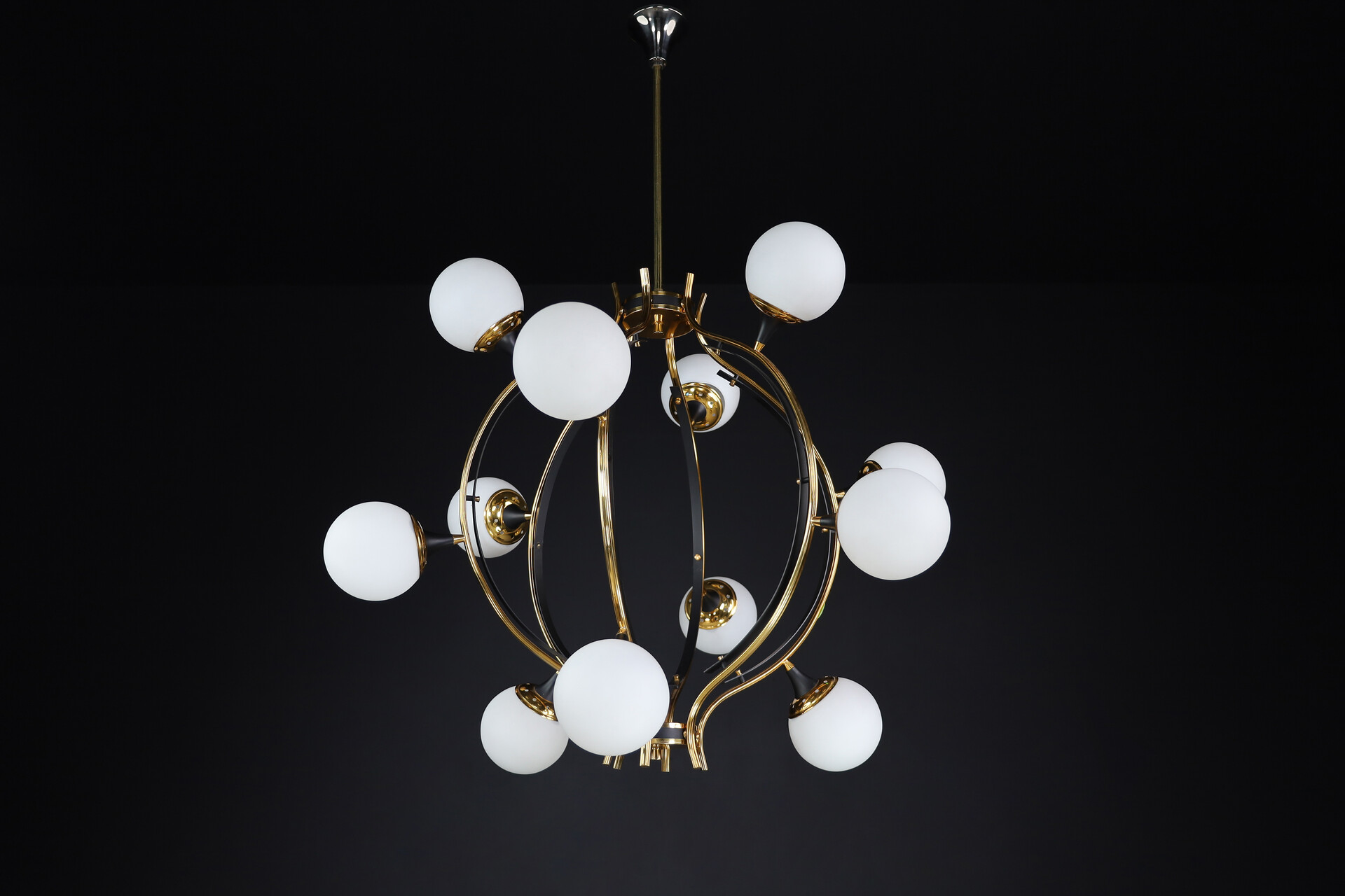 Mid century modern Stilnovo Chandelier in Brass and 12 opaline globes, Italy 1950s Mid-20th century