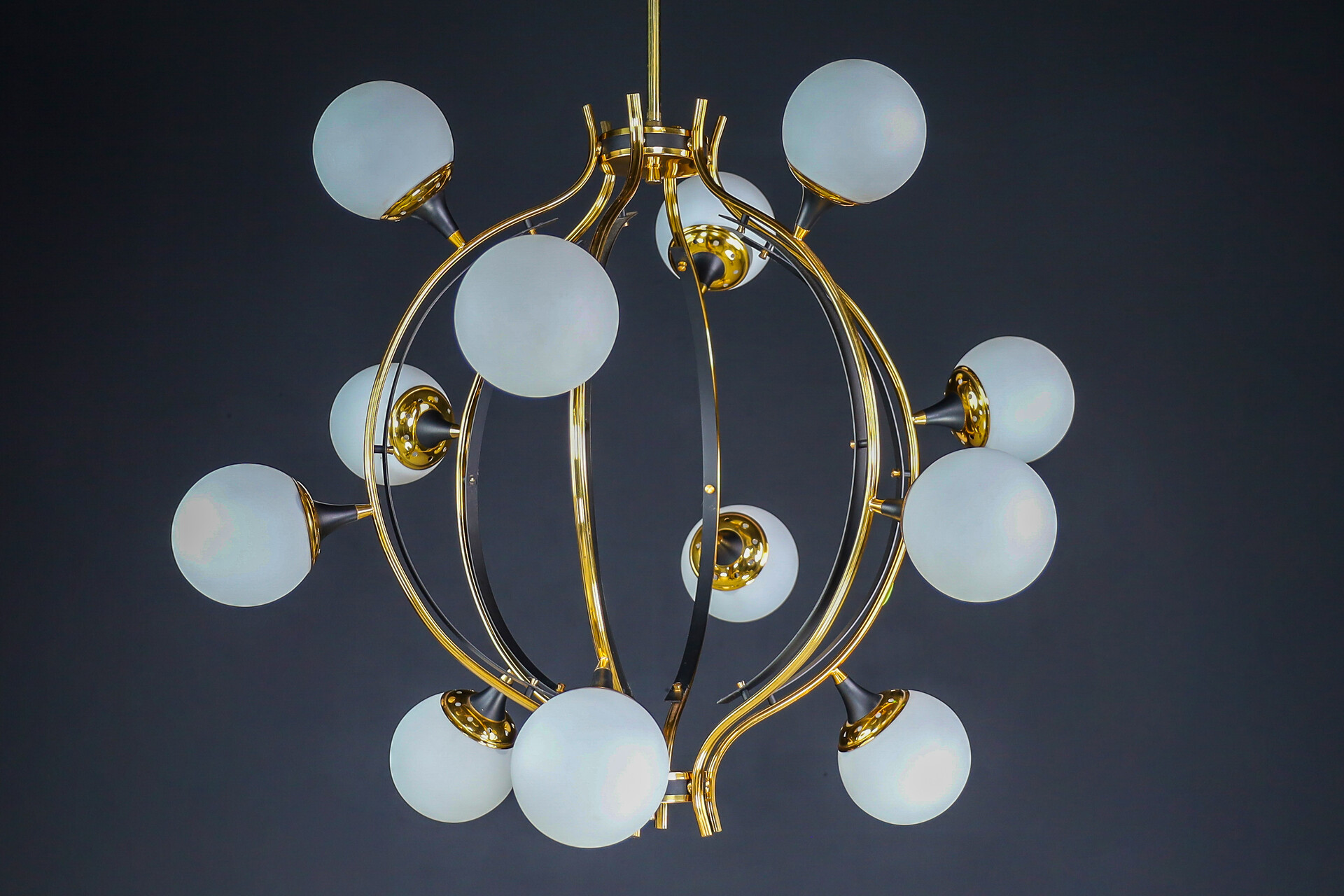 Mid century modern Stilnovo Chandelier in Brass and 12 opaline globes, Italy 1950s Mid-20th century