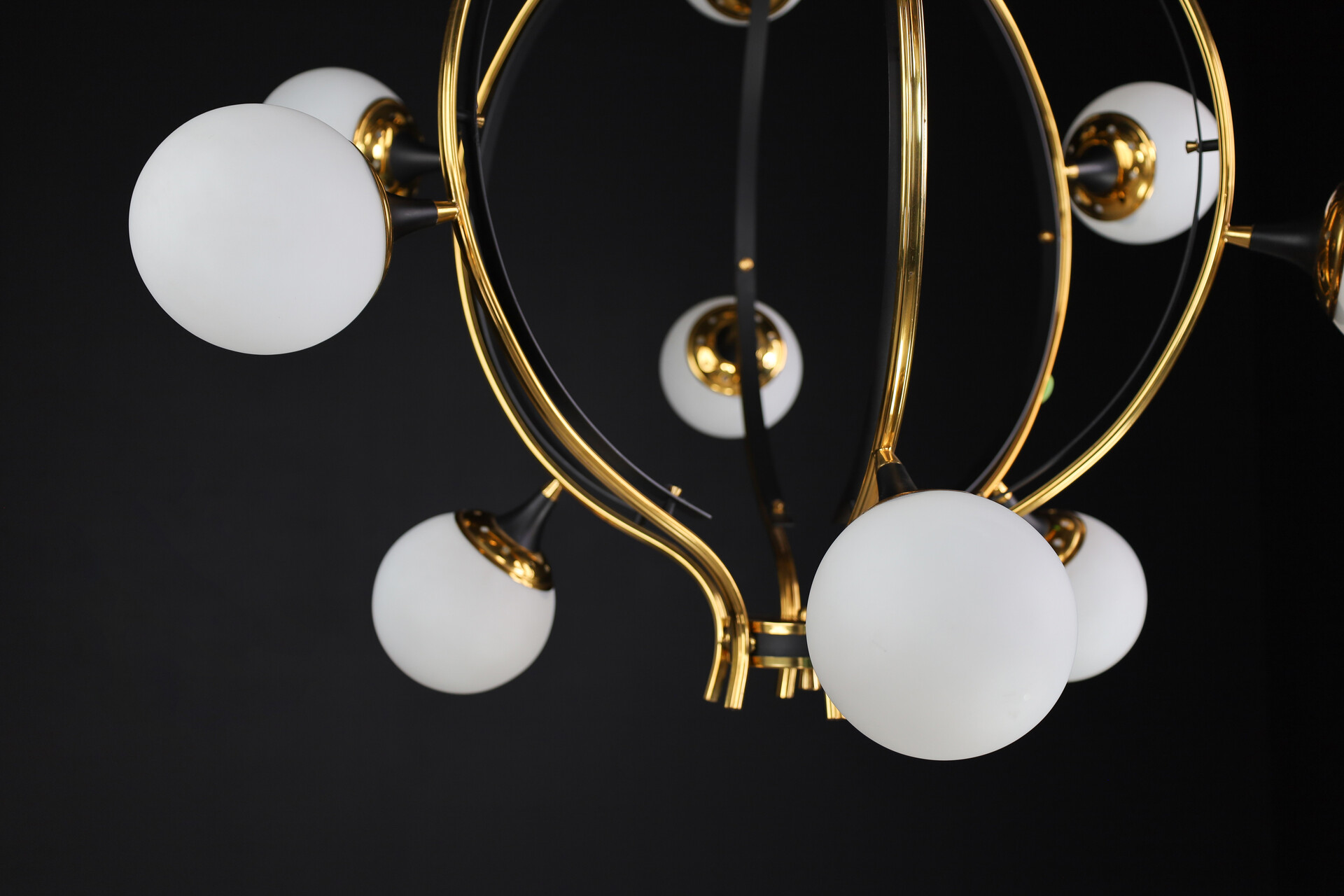 Mid century modern Stilnovo Chandelier in Brass and 12 opaline globes, Italy 1950s Mid-20th century