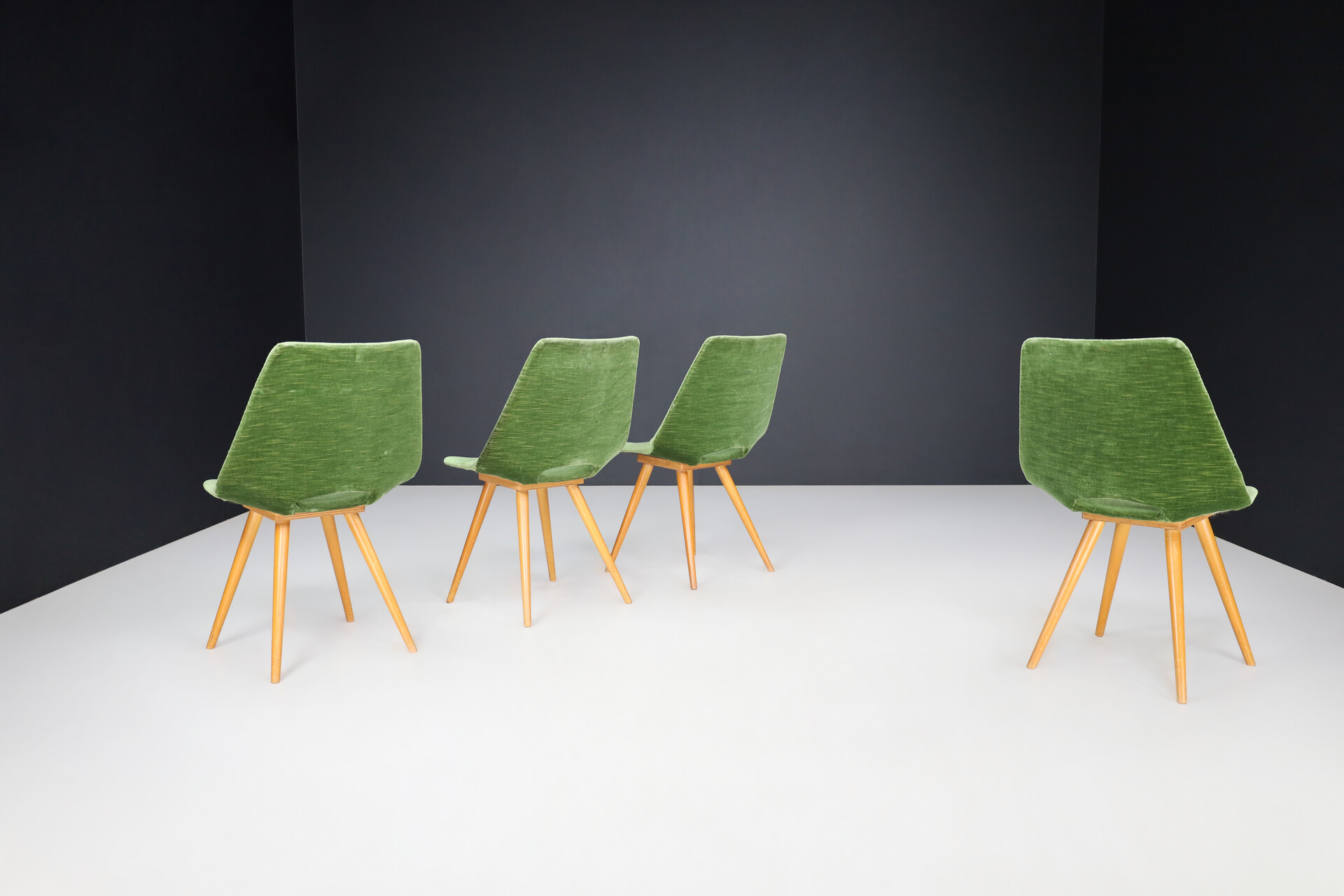Mid century modern Thonet Dining room chairs in green velvet, Austria 1950s Mid-20th century