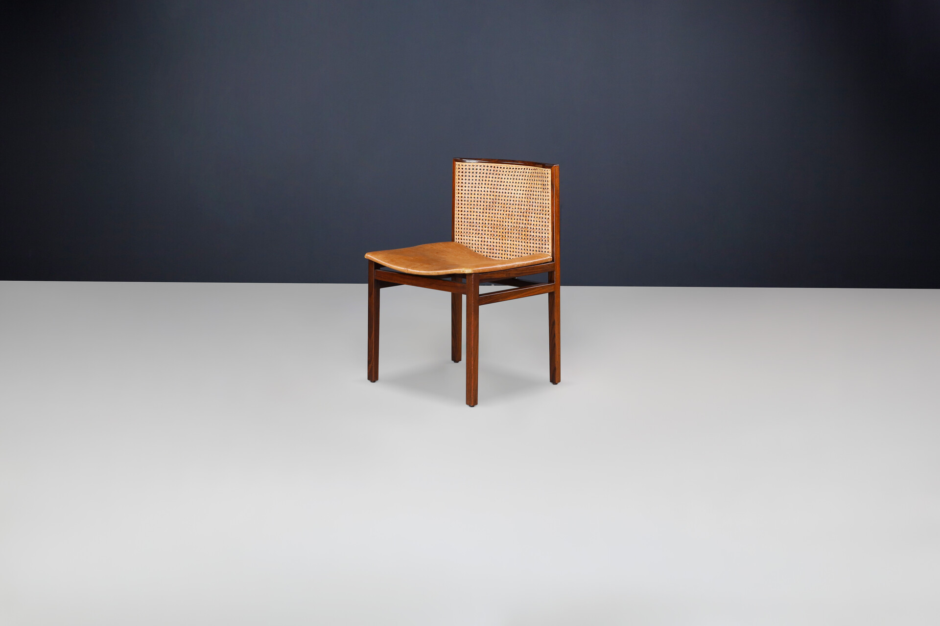 Mid century modern Tito Agnoli Dining room chairs in patinated leather and hardwood, Italy 1960s Mid-20th century