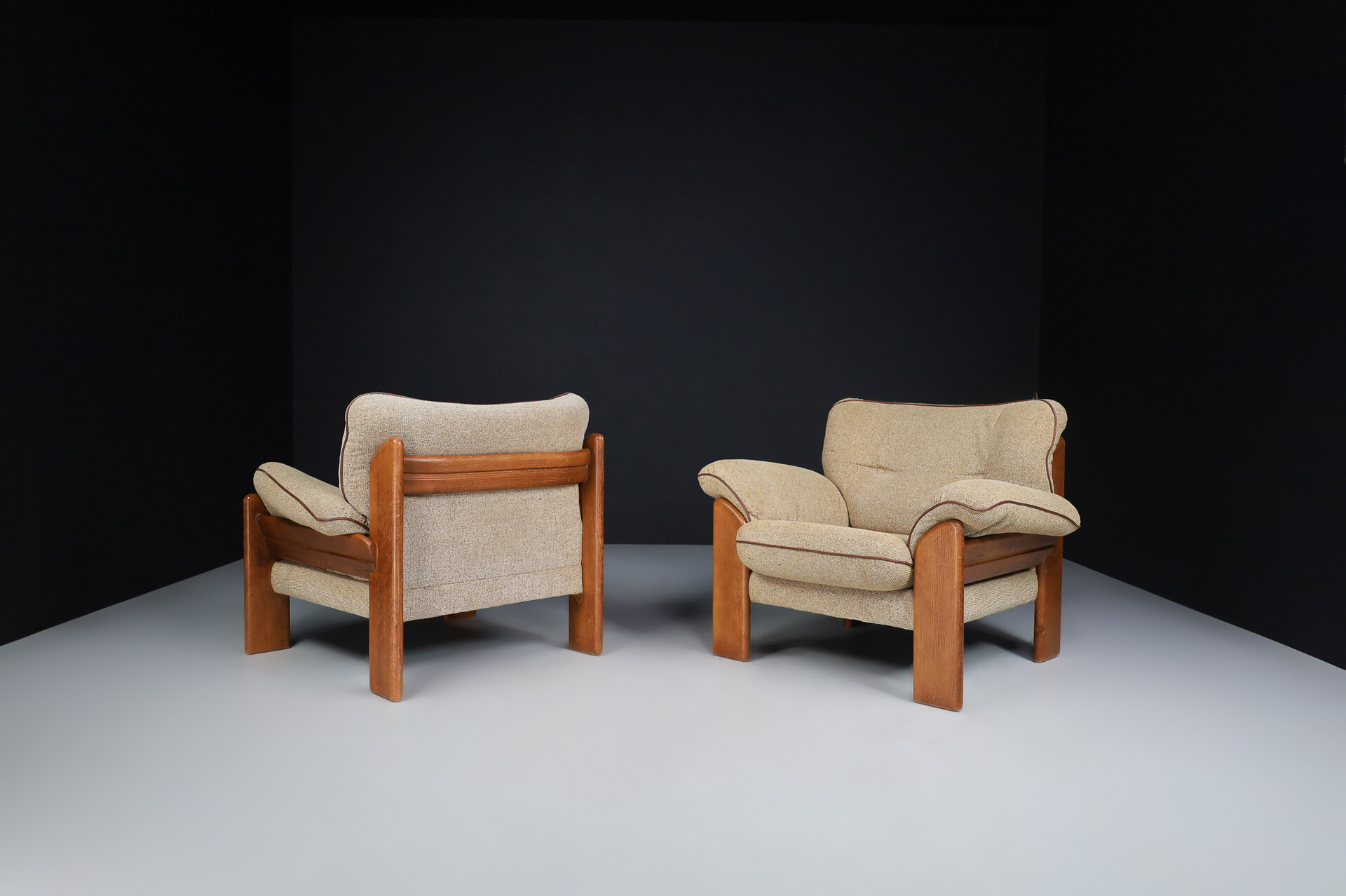 Mid century modern Walnut Lounge Chairs by Sapporo for Mobil Girgi, made in 1970s Italy. Late-20th century