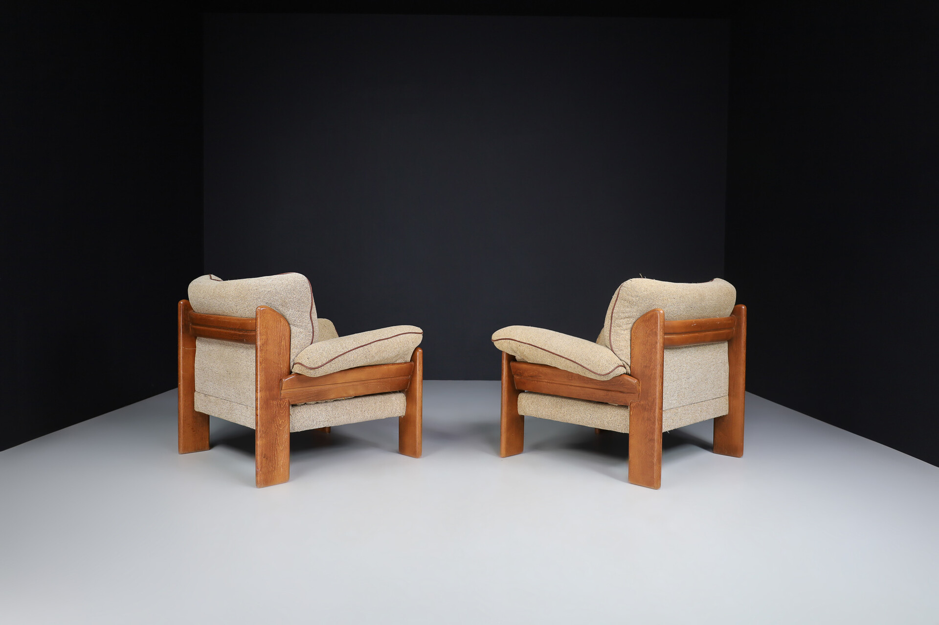Mid century modern Walnut Lounge Chairs by Sapporo for Mobil Girgi, made in 1970s Italy. Late-20th century