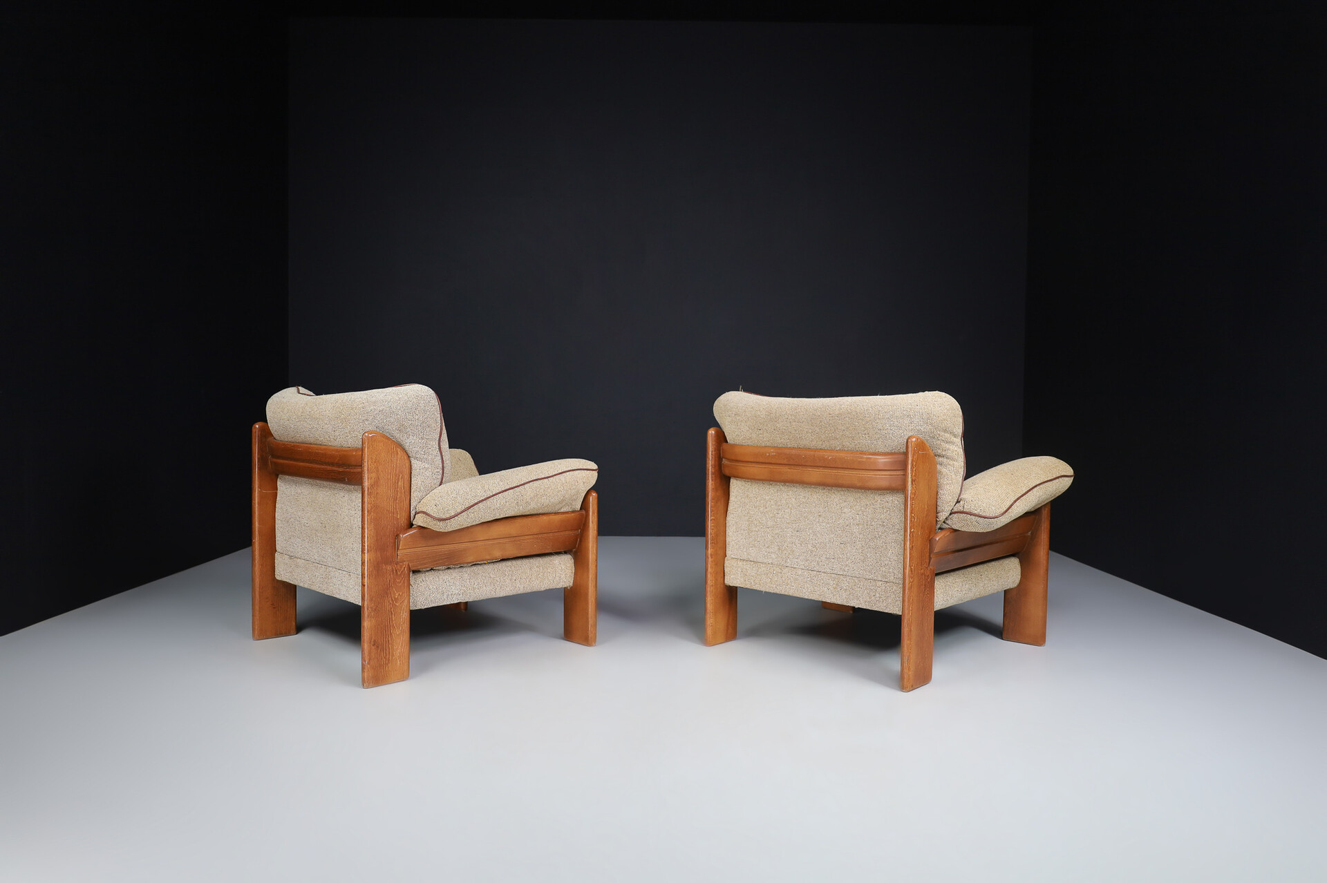 Mid century modern Walnut Lounge Chairs by Sapporo for Mobil Girgi, made in 1970s Italy. Late-20th century