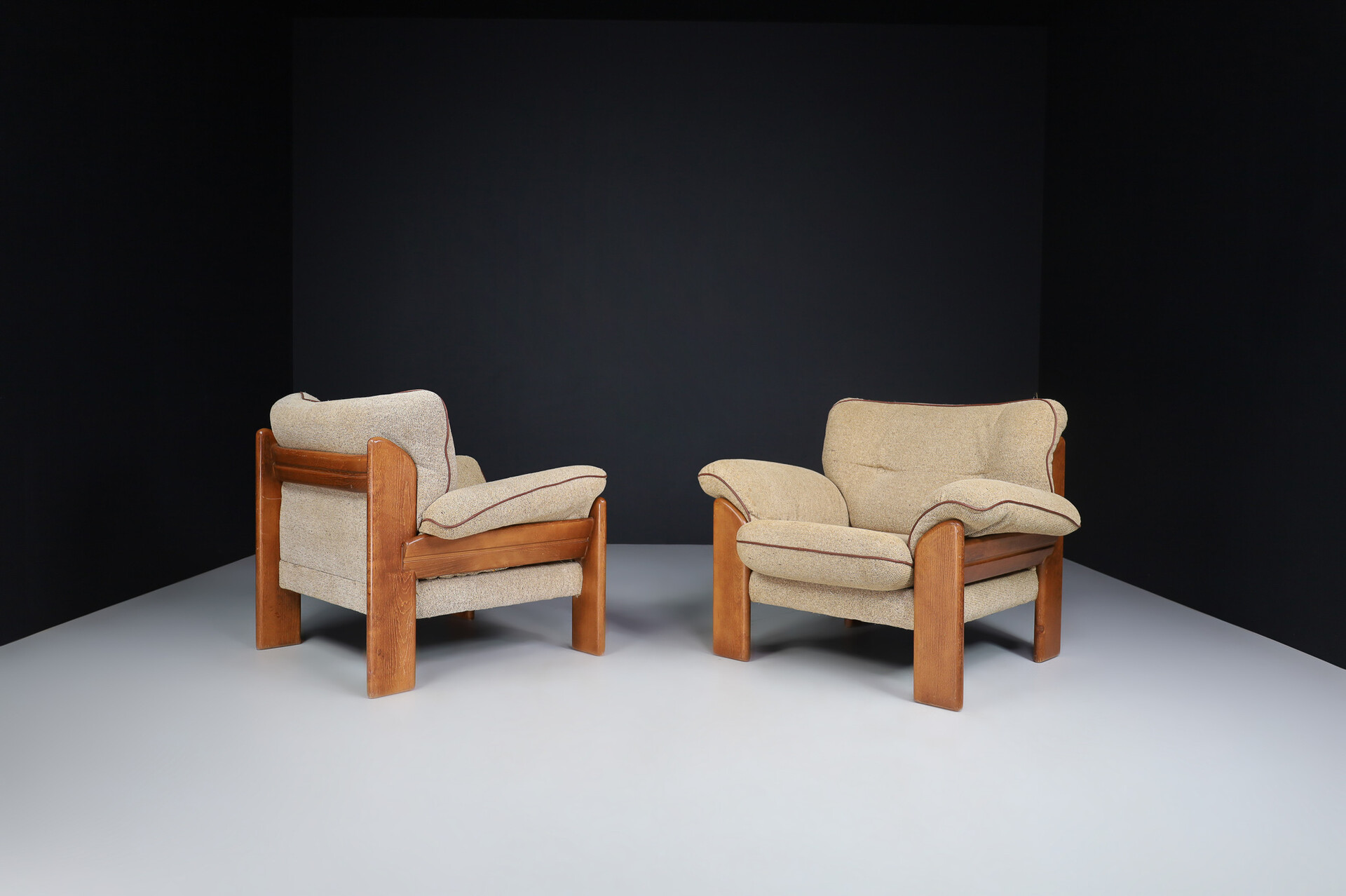 Mid century modern Walnut Lounge Chairs by Sapporo for Mobil Girgi, made in 1970s Italy. Late-20th century