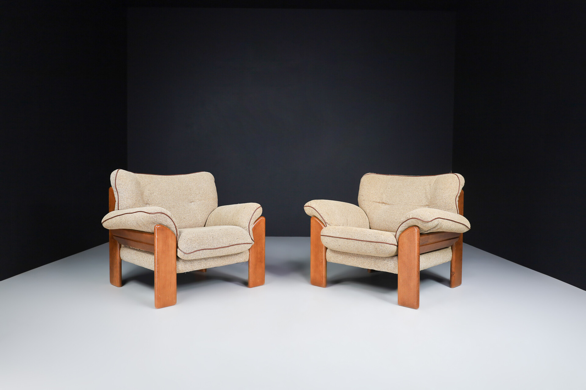 Mid century modern Walnut Lounge Chairs by Sapporo for Mobil Girgi, made in 1970s Italy. Late-20th century