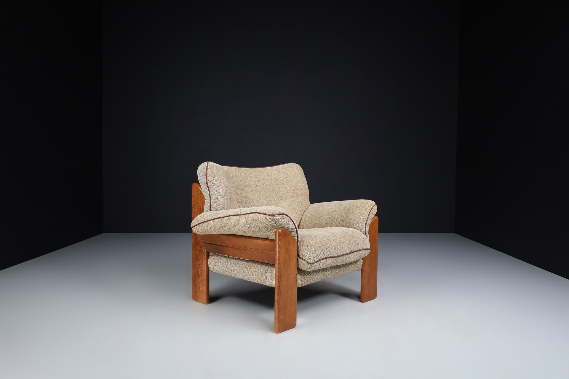 Mid century modern Walnut Lounge Chairs by Sapporo for Mobil Girgi, made in 1970s Italy. Late-20th century