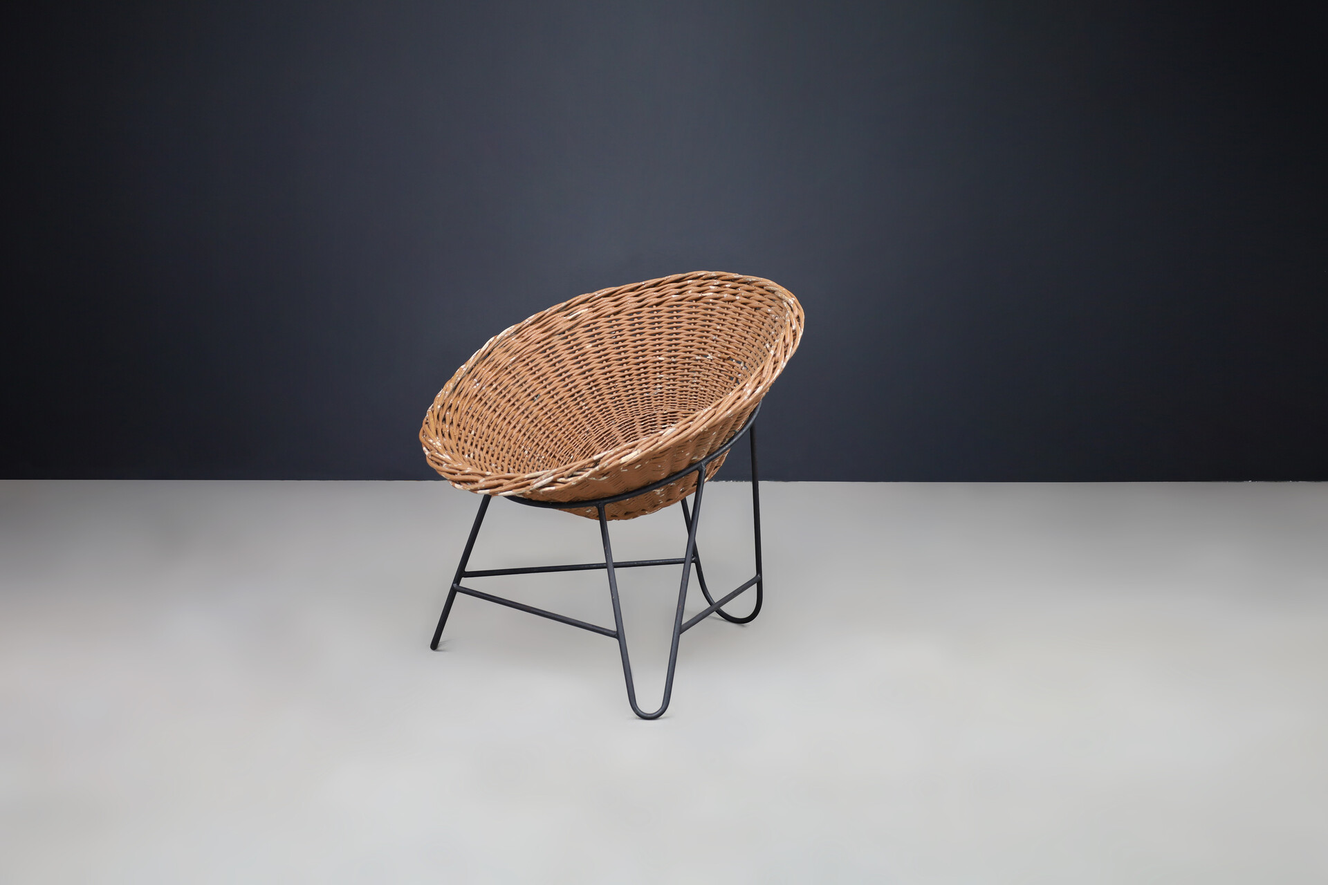 Mid century modern Wicker and black frame Lounge basket chair, France 1950s Mid-20th century