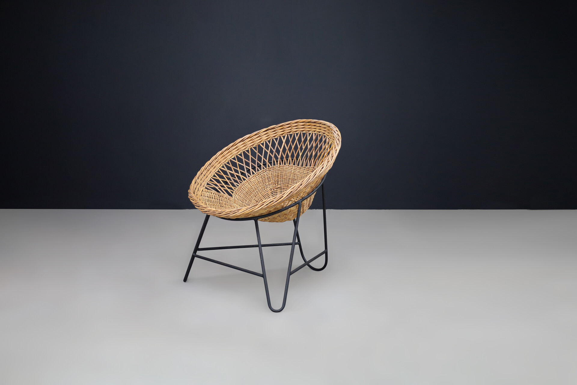 Mid century modern Wicker and black frame Lounge basket chair, France 1950s Mid-20th century