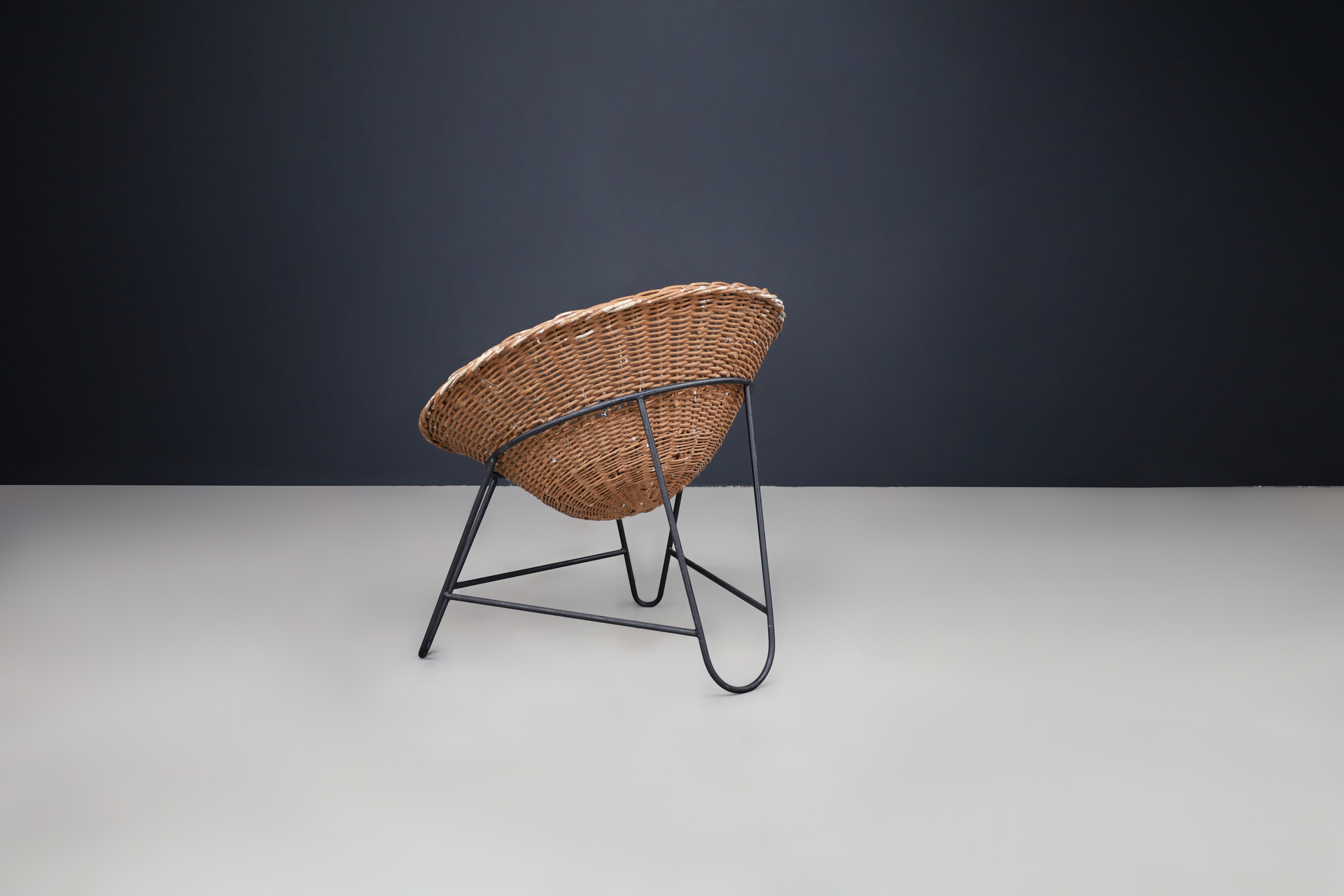 Mid century modern Wicker and black frame Lounge basket chair, France 1950s Mid-20th century