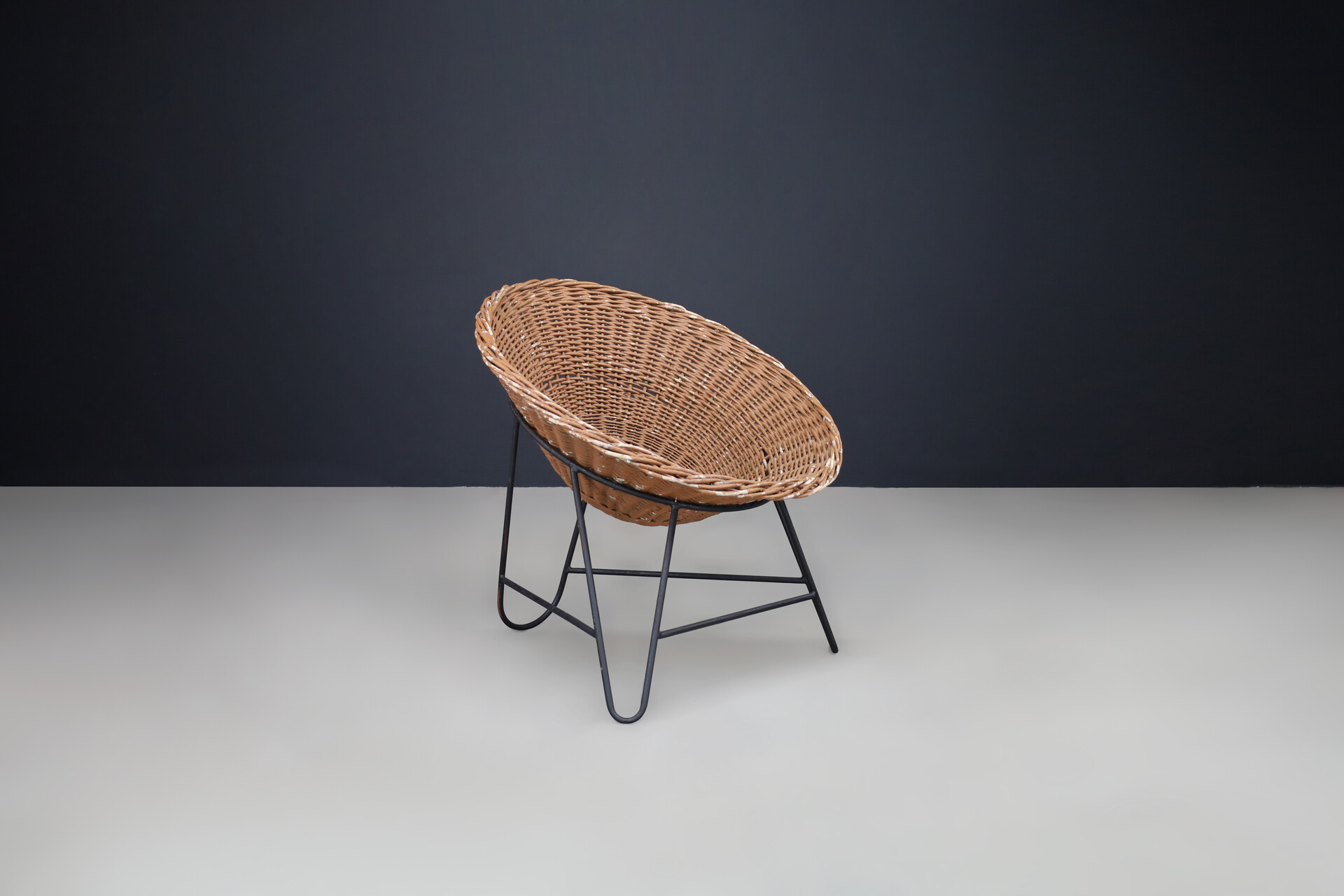 Mid century modern Wicker and black frame Lounge basket chair, France 1950s Mid-20th century