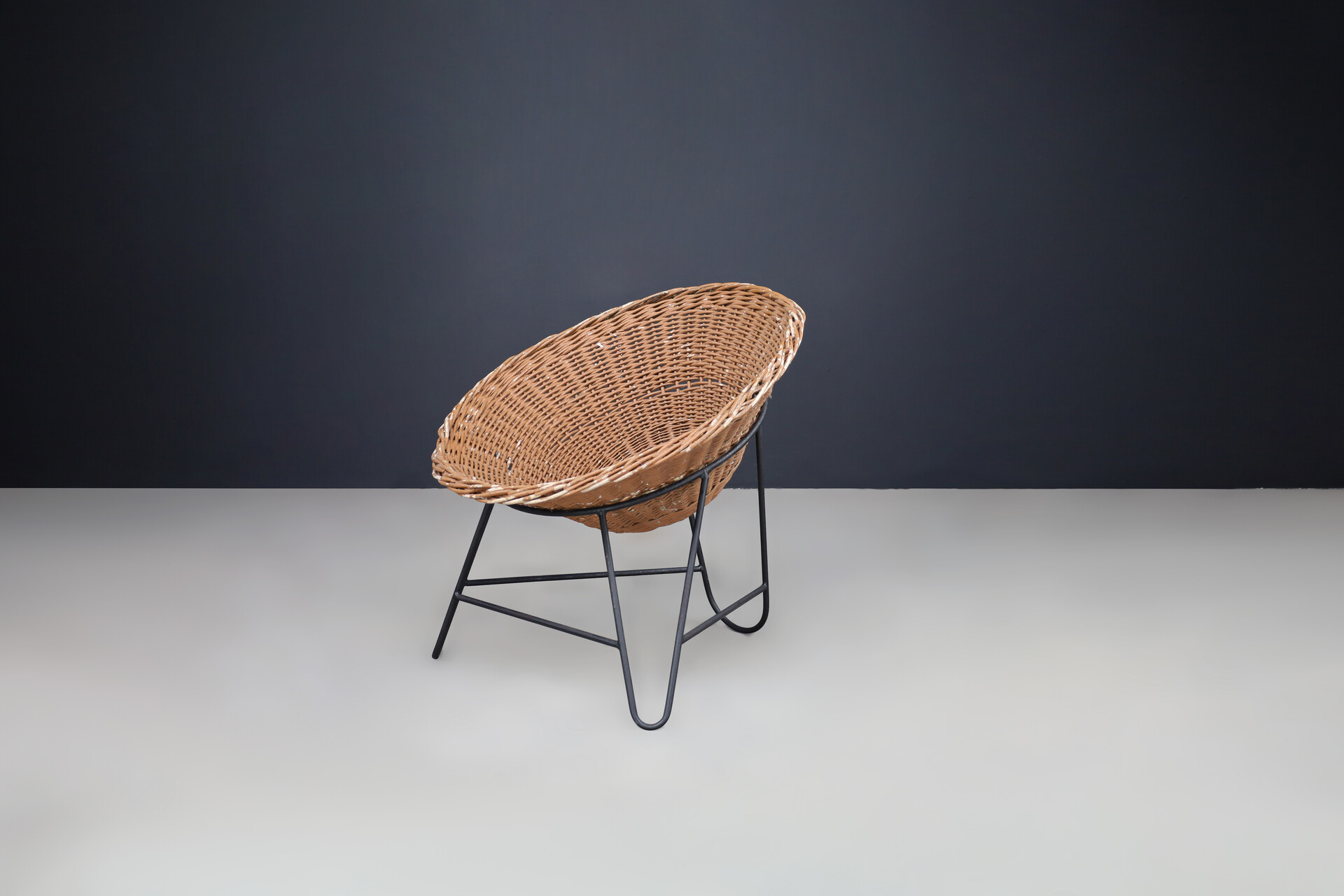 Mid century modern Wicker and black frame Lounge basket chair, France 1950s Mid-20th century