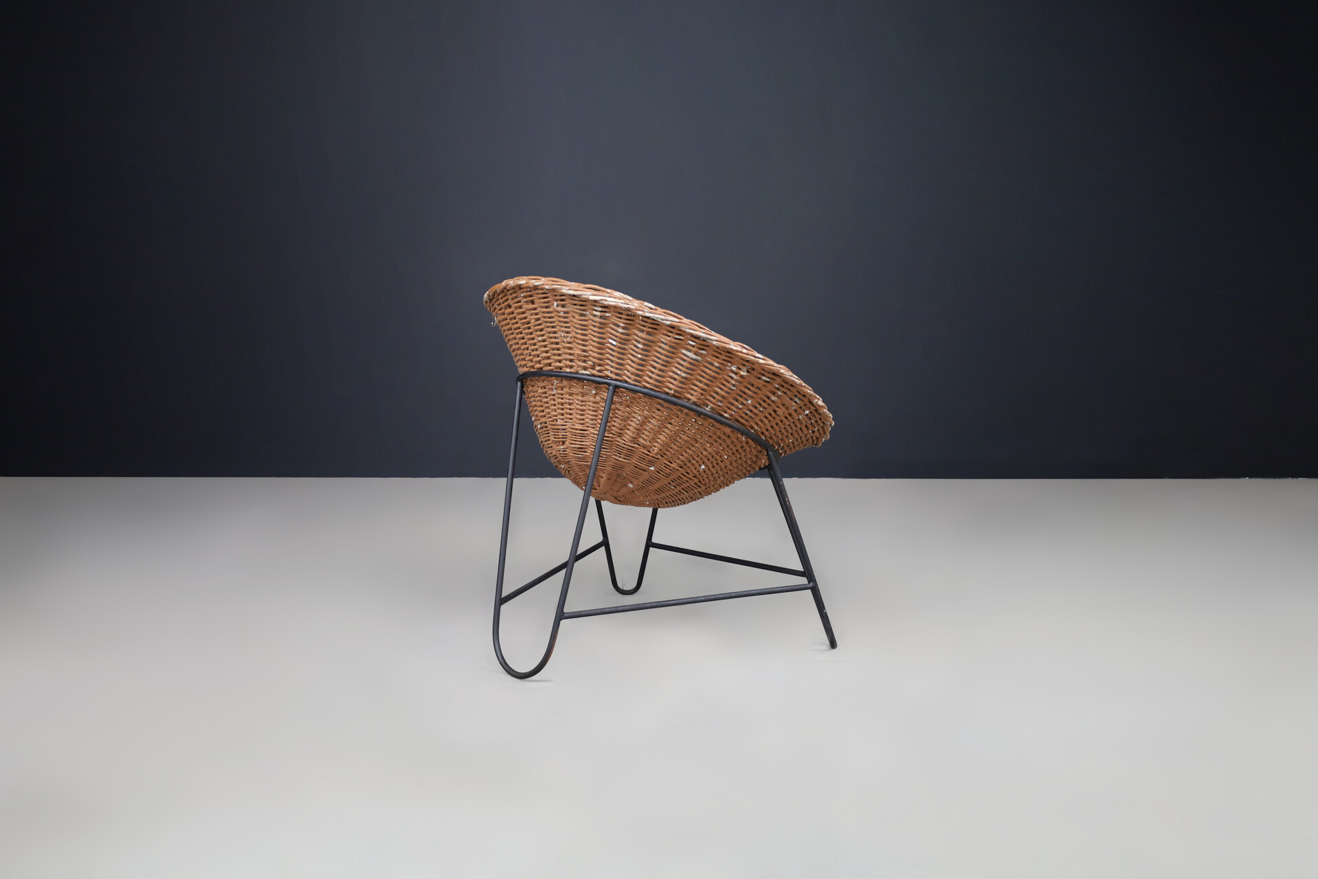 Mid century modern Wicker and black frame Lounge basket chair, France 1950s Mid-20th century