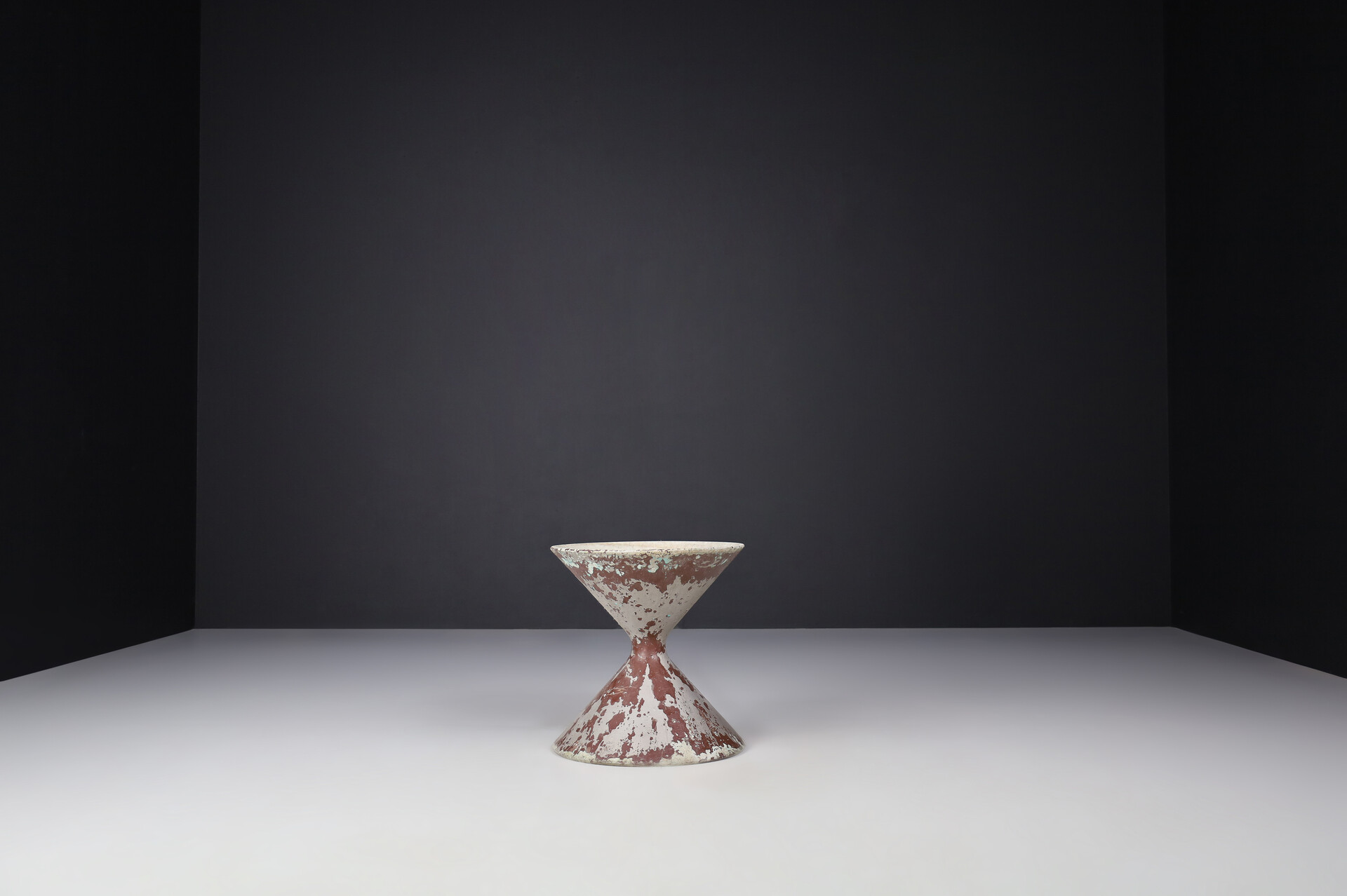 Mid century modern Willy Guhl Concrete Diablo Planter, Switzerland 1960s Mid-20th century