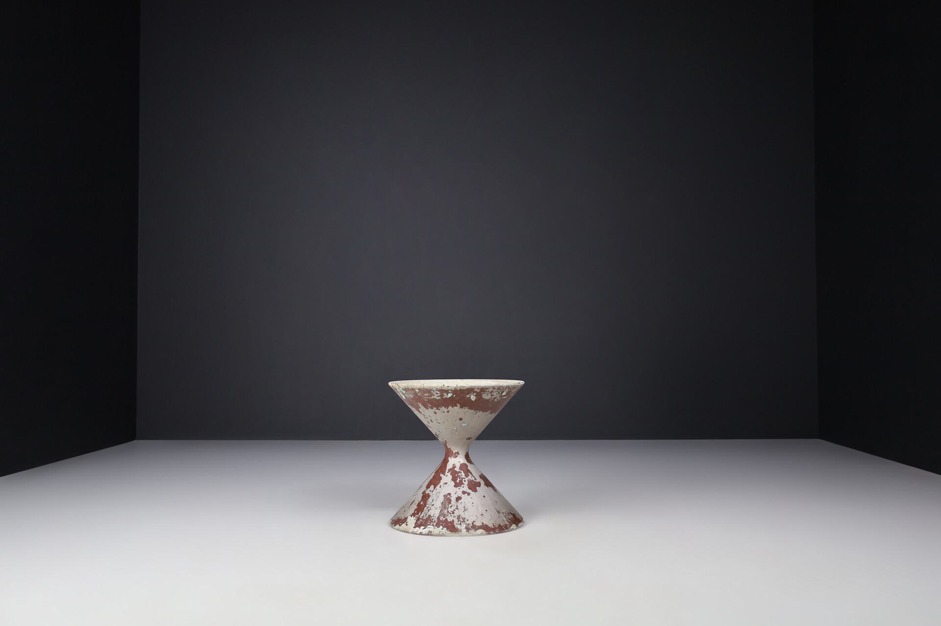 Mid century modern Willy Guhl Concrete Diablo Planter, Switzerland 1960s Mid-20th century