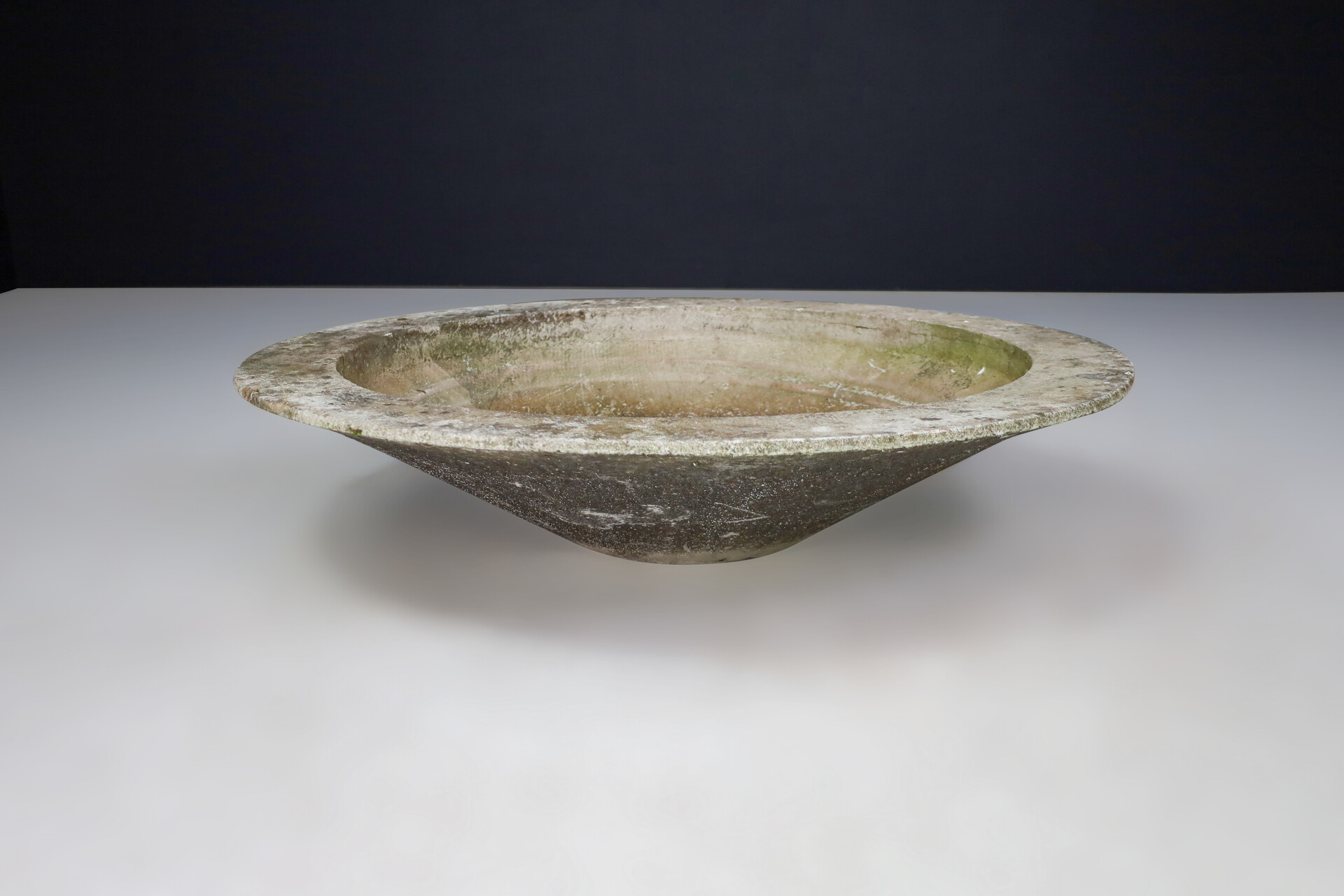 Mid century modern Willy Guhl Concrete round Planter, Switzerland 1960s Mid-20th century