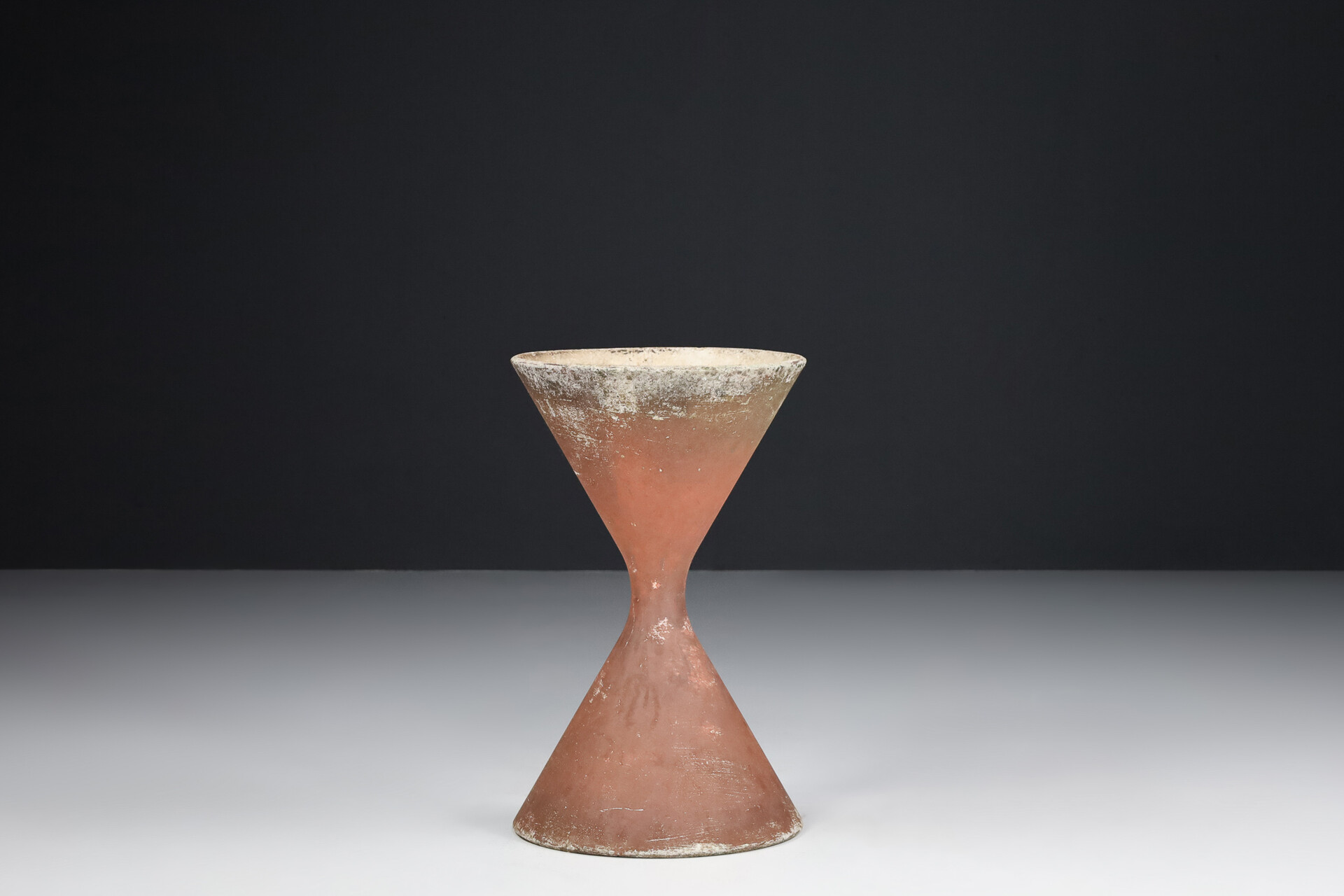 Mid century modern Willy Guhl Diablo Planter in concrete, Switzerland 1960s Mid-20th century