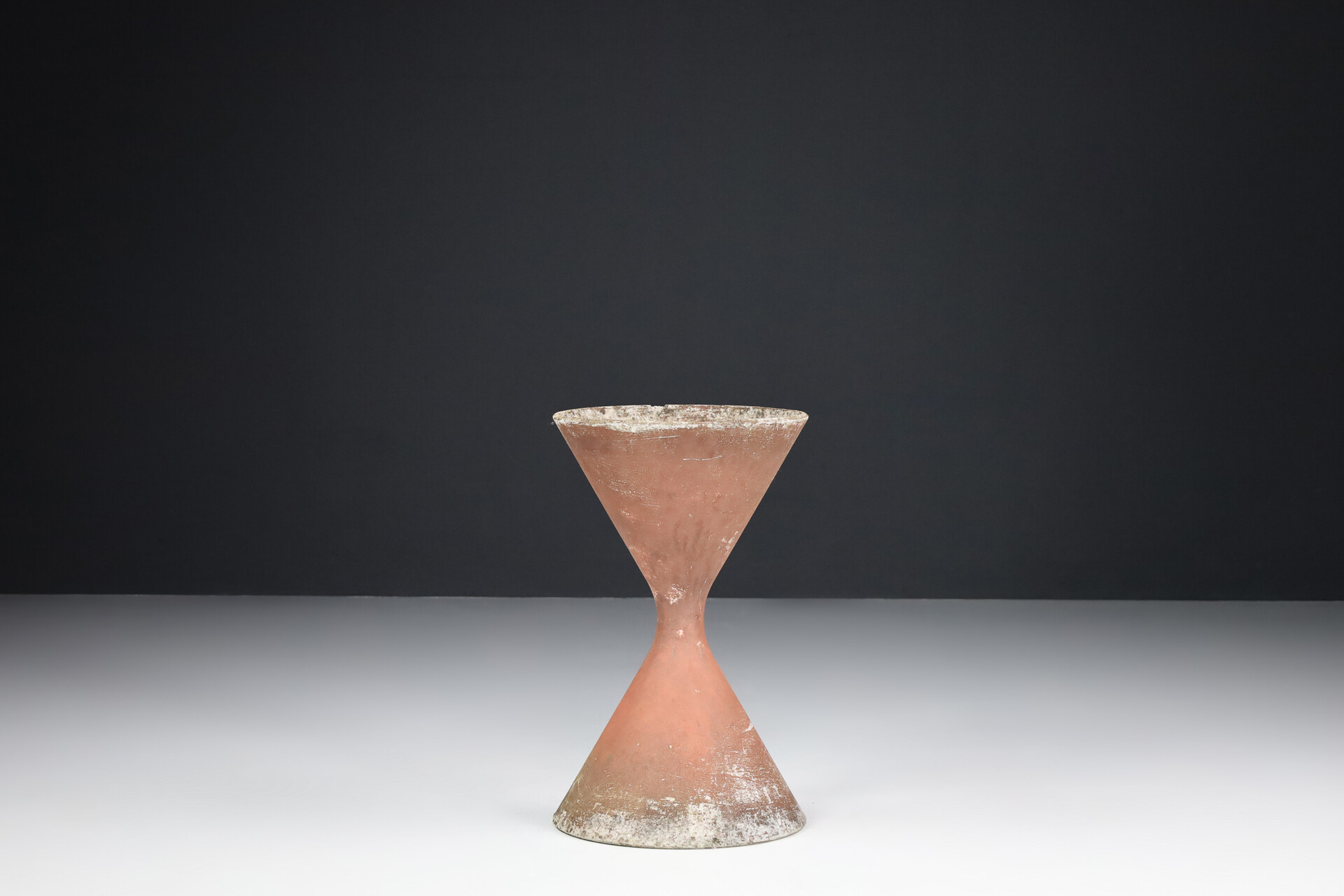 Mid century modern Willy Guhl Diablo Planter in concrete, Switzerland 1960s Mid-20th century