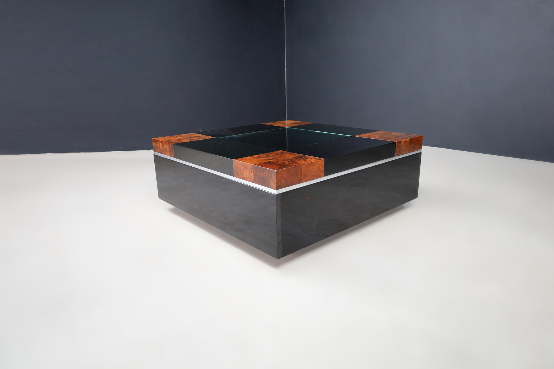 Mid century modern Willy Rizzo Lacquered and Glass Coffee Table Bar, for Sabot, circa 1970 Late-20th century