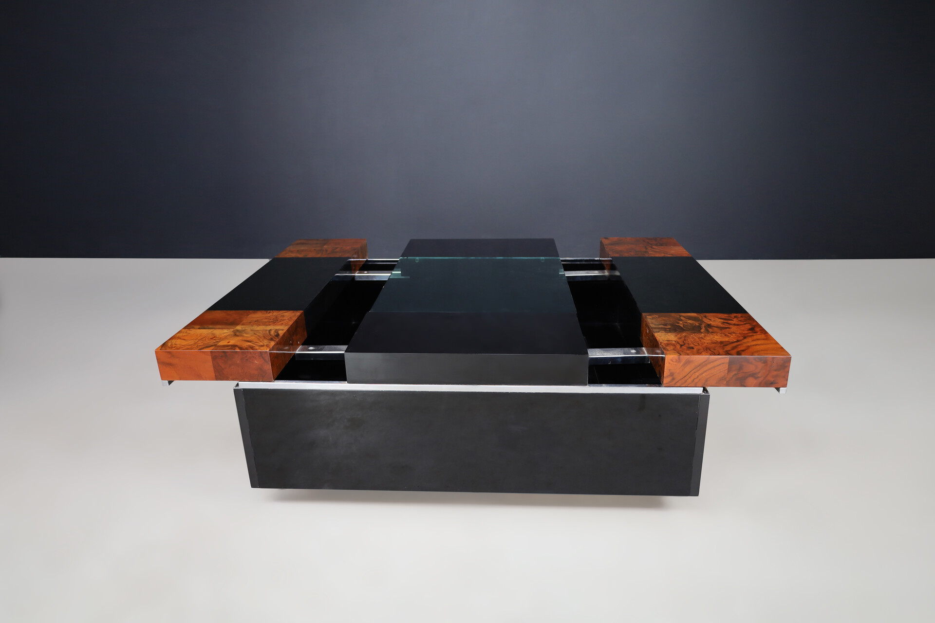 Mid century modern Willy Rizzo Lacquered and Glass Coffee Table Bar, for Sabot, circa 1970 Late-20th century