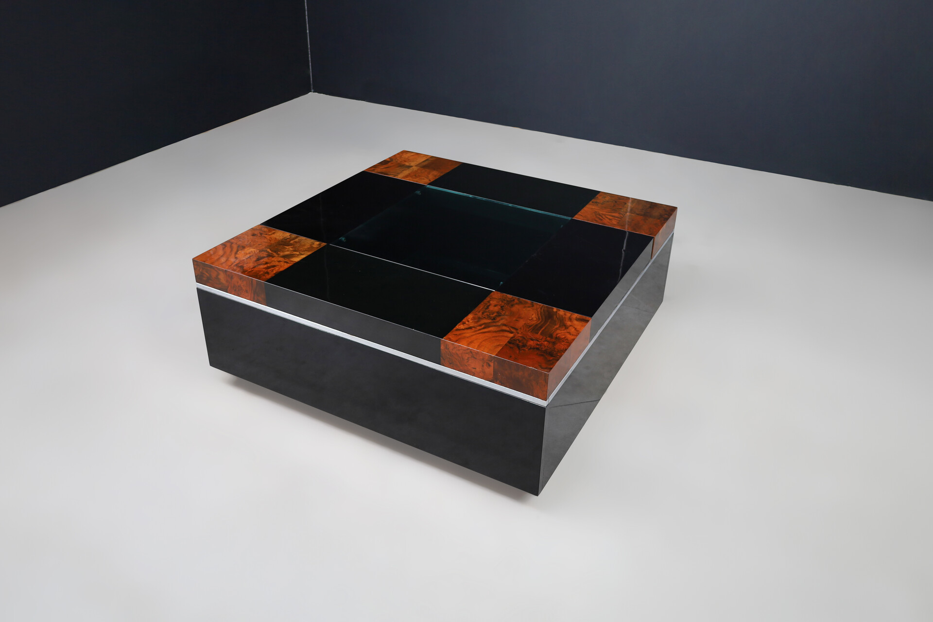 Mid century modern Willy Rizzo Lacquered and Glass Coffee Table Bar, for Sabot, circa 1970 Late-20th century