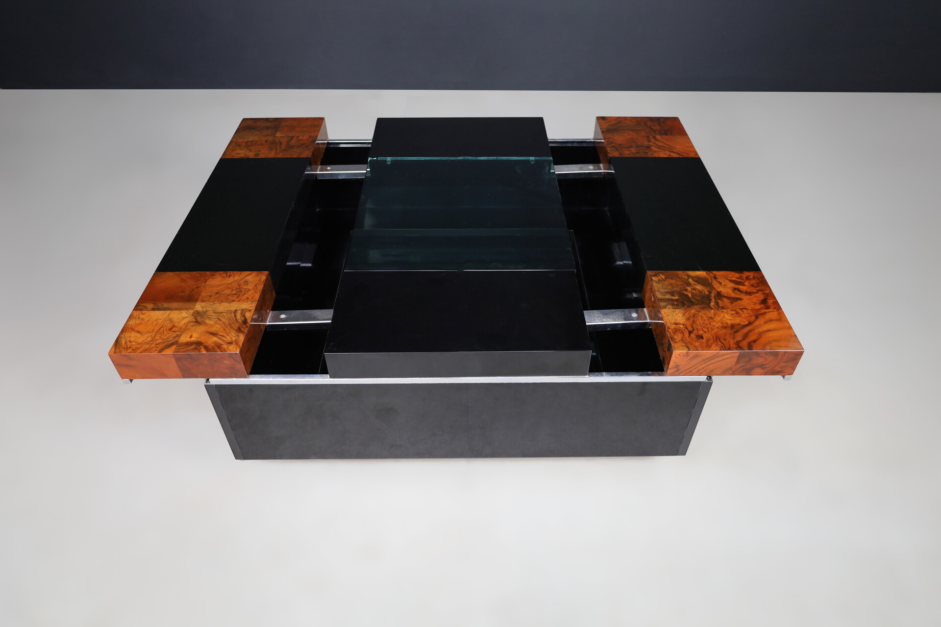 Mid century modern Willy Rizzo Lacquered and Glass Coffee Table Bar, for Sabot, circa 1970 Late-20th century