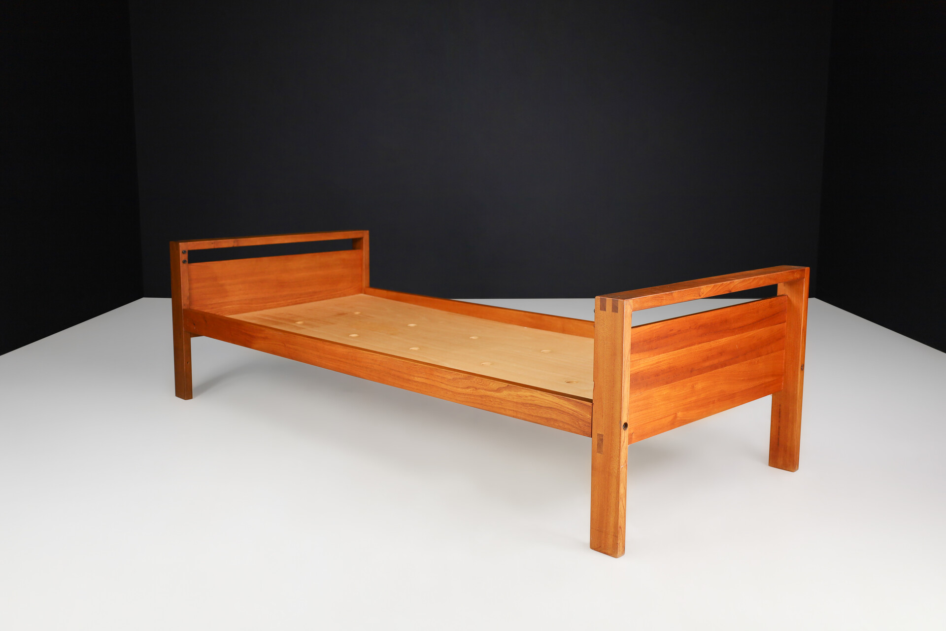 Mid-Century Pierre Chapo LO6A Bed, Daybed in solid Elm Wood, France 1960s Mid-20th century