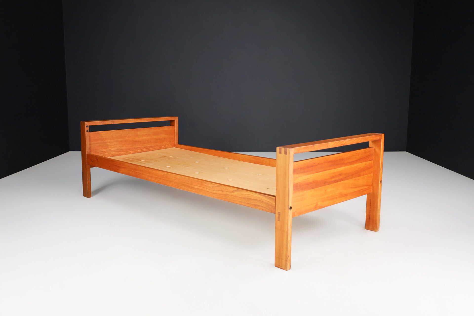 Mid-Century Pierre Chapo LO6A Bed, Daybed in solid Elm Wood, France 1960s Mid-20th century