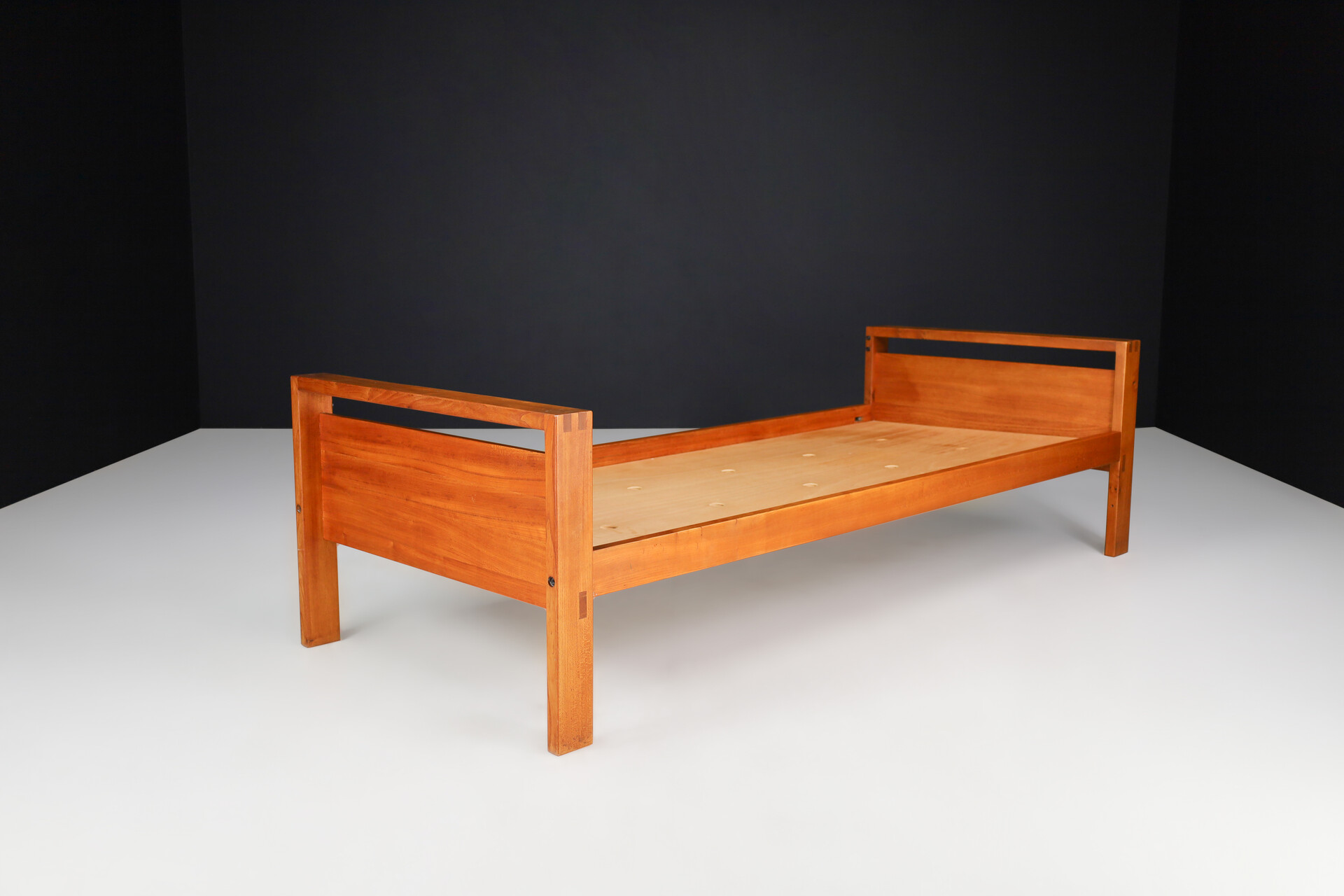 Mid-Century Pierre Chapo LO6A Bed, Daybed in solid Elm Wood, France 1960s Mid-20th century