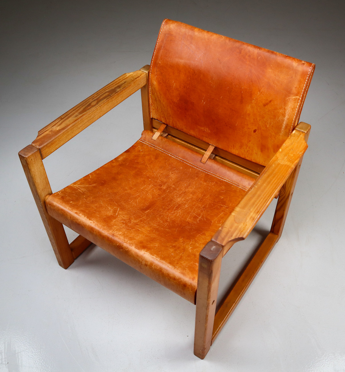 Midcentury Safari Lounge Chairs in Patinated Cognac Saddle Leather, 1970s Mid-20th century
