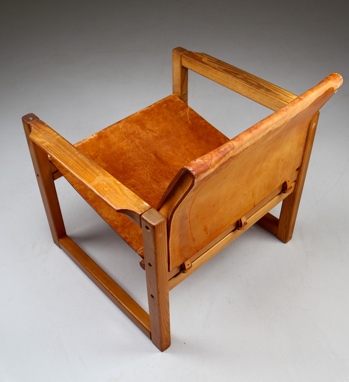 Midcentury Safari Lounge Chairs in Patinated Cognac Saddle Leather, 1970s Mid-20th century