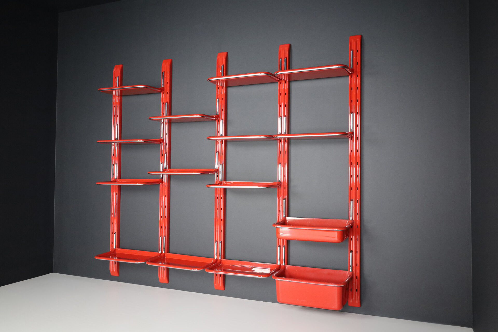 Modern Alberto Rosselli for Saporiti, large wall-unit ‘Speedy’, red plastic and chromed metal, Italy 1970s Late-20th century