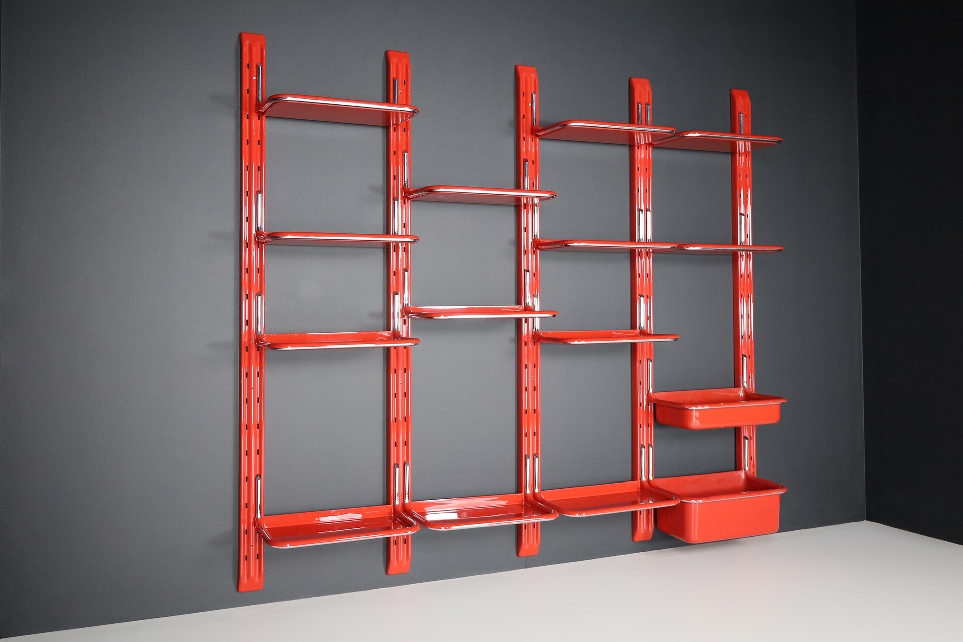 Modern Alberto Rosselli for Saporiti, large wall-unit ‘Speedy’, red plastic and chromed metal, Italy 1970s Late-20th century